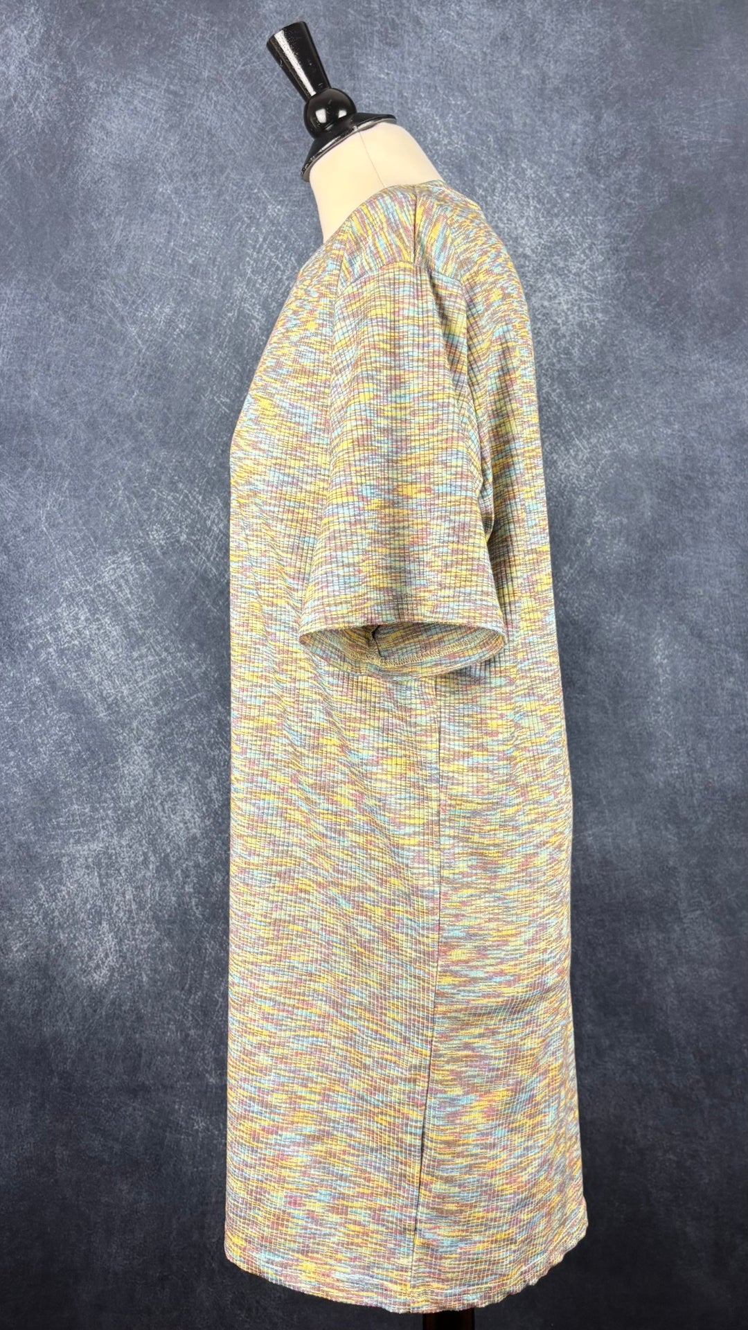 Robe t-shirt confortable et extensible aux douces couleurs Joelle, taille medium. Vue de côté.