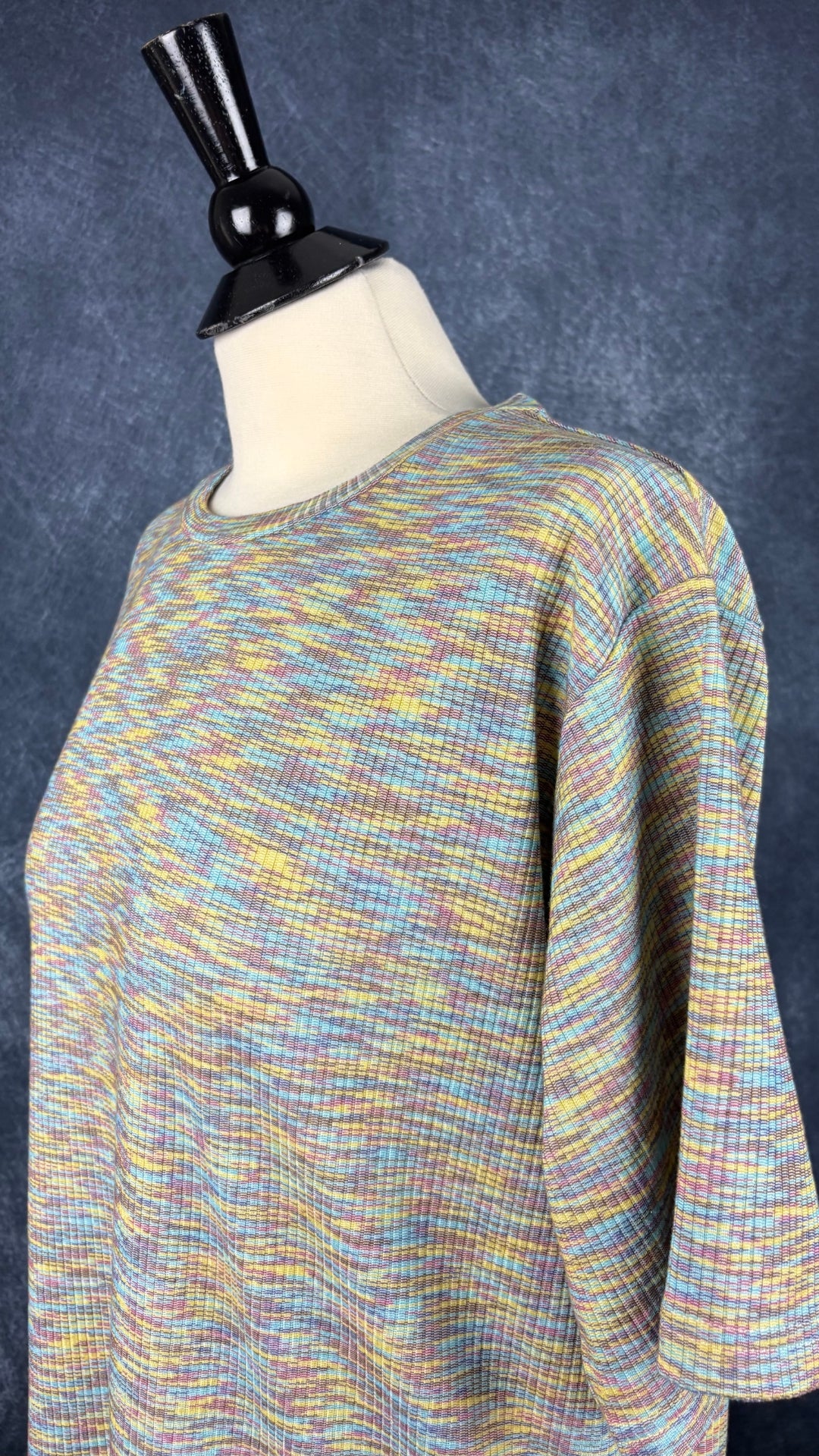 Robe t-shirt confortable et extensible aux douces couleurs Joelle, taille medium. Vue de l'encolure.