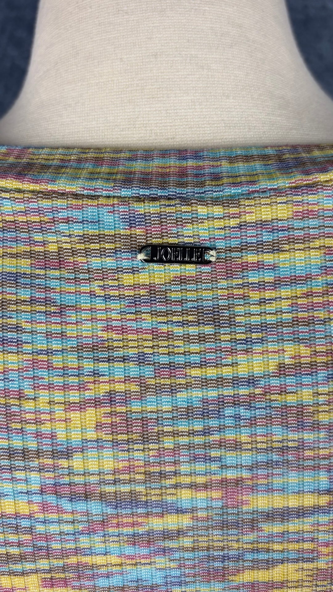 Robe t-shirt confortable et extensible aux douces couleurs Joelle, taille medium. Vue de près d'un petit détail au haut du dos.