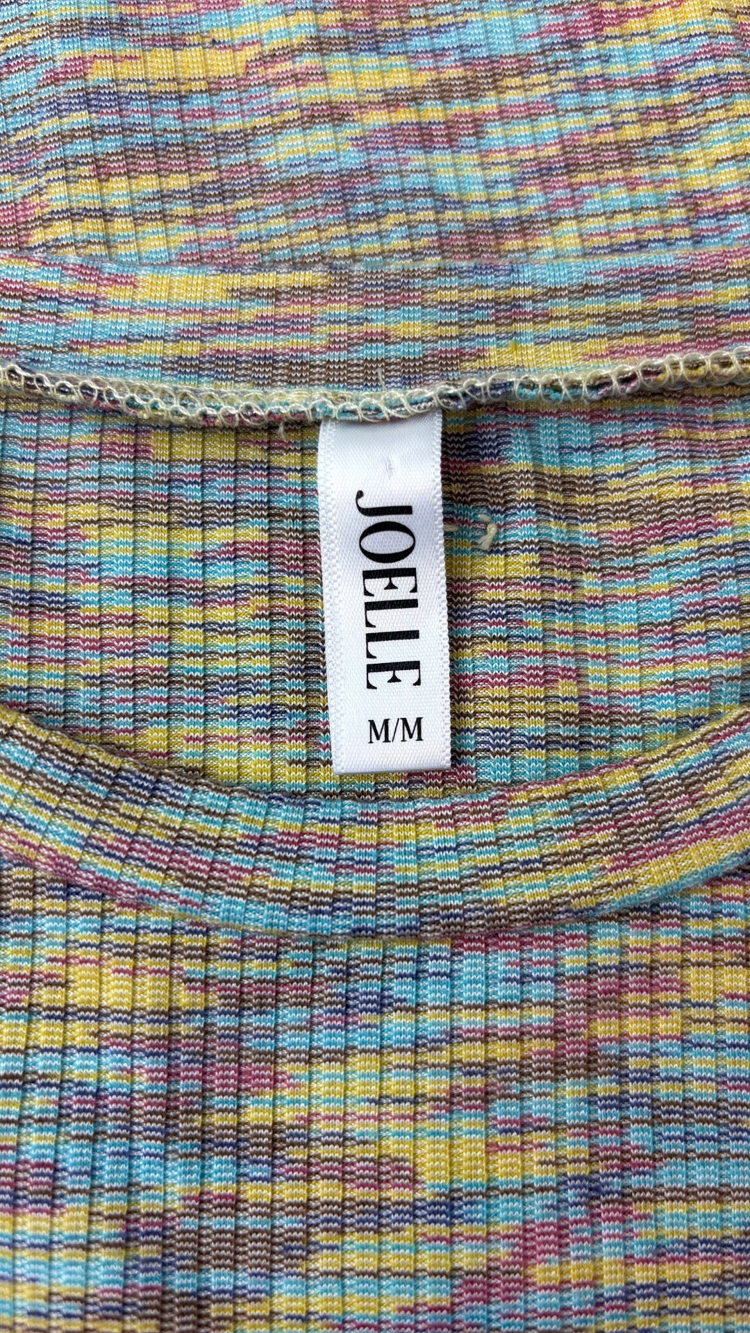 Robe t-shirt confortable et extensible aux douces couleurs Joelle, taille medium. Vue de l'étiquette.