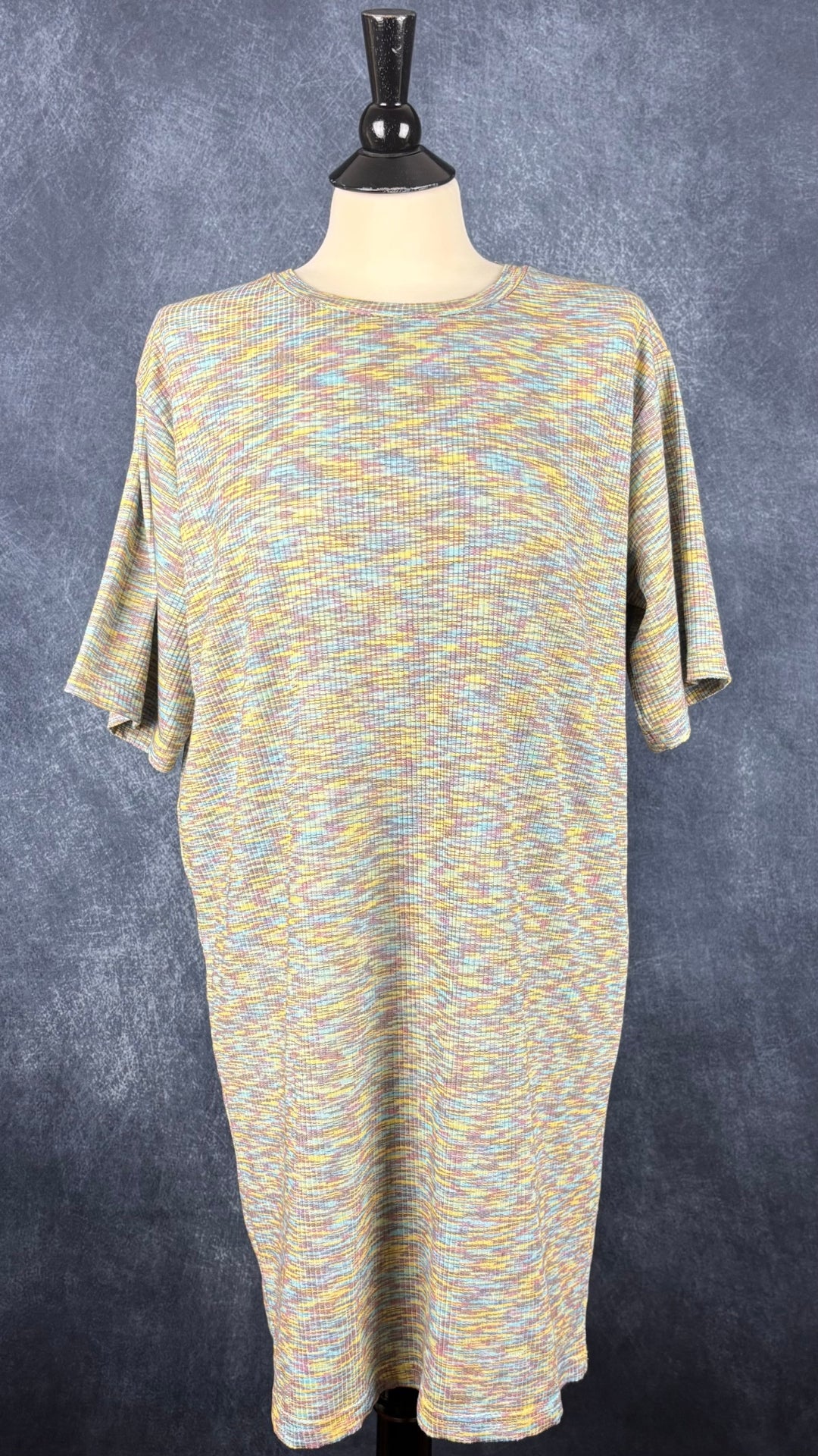 Robe t-shirt confortable et extensible aux douces couleurs Joelle, taille medium. Vue de face.