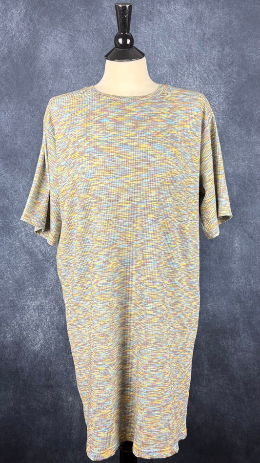 Robe t-shirt confortable et extensible aux douces couleurs Joelle, taille medium. Vue de face.