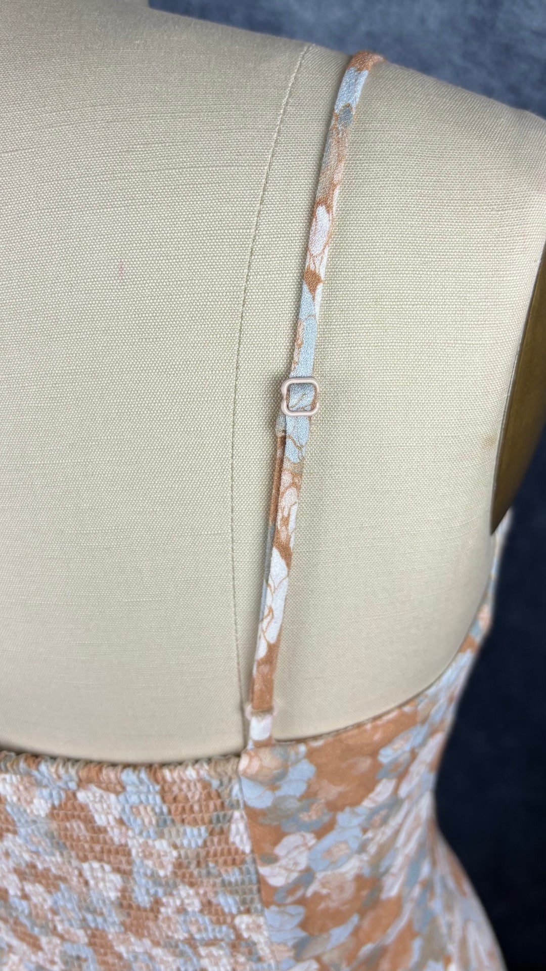 Robe à doux motif floral à fines bretelles ajustables Wilfred, taille 4. Vue de près de la bretelle ajustable.