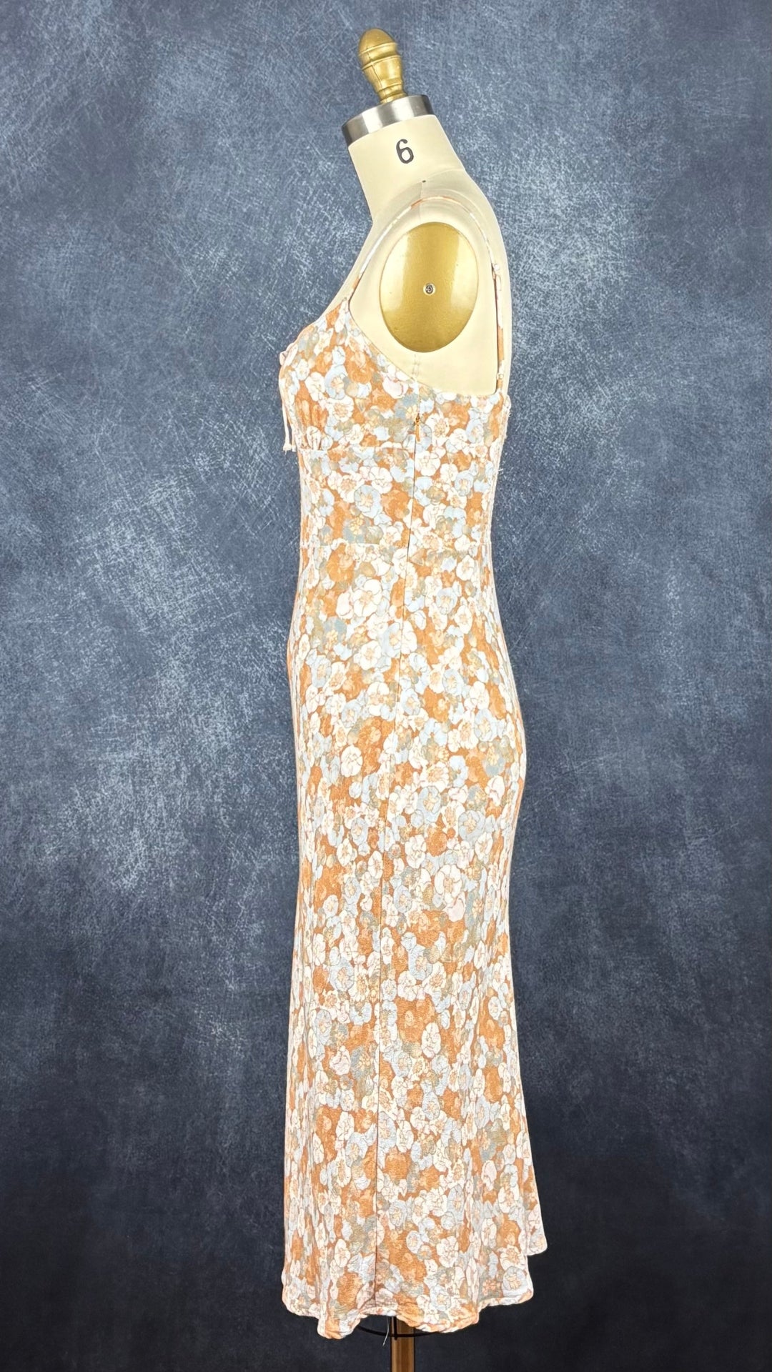 Robe à doux motif floral à fines bretelles ajustables Wilfred, taille 4. Vue de côté.