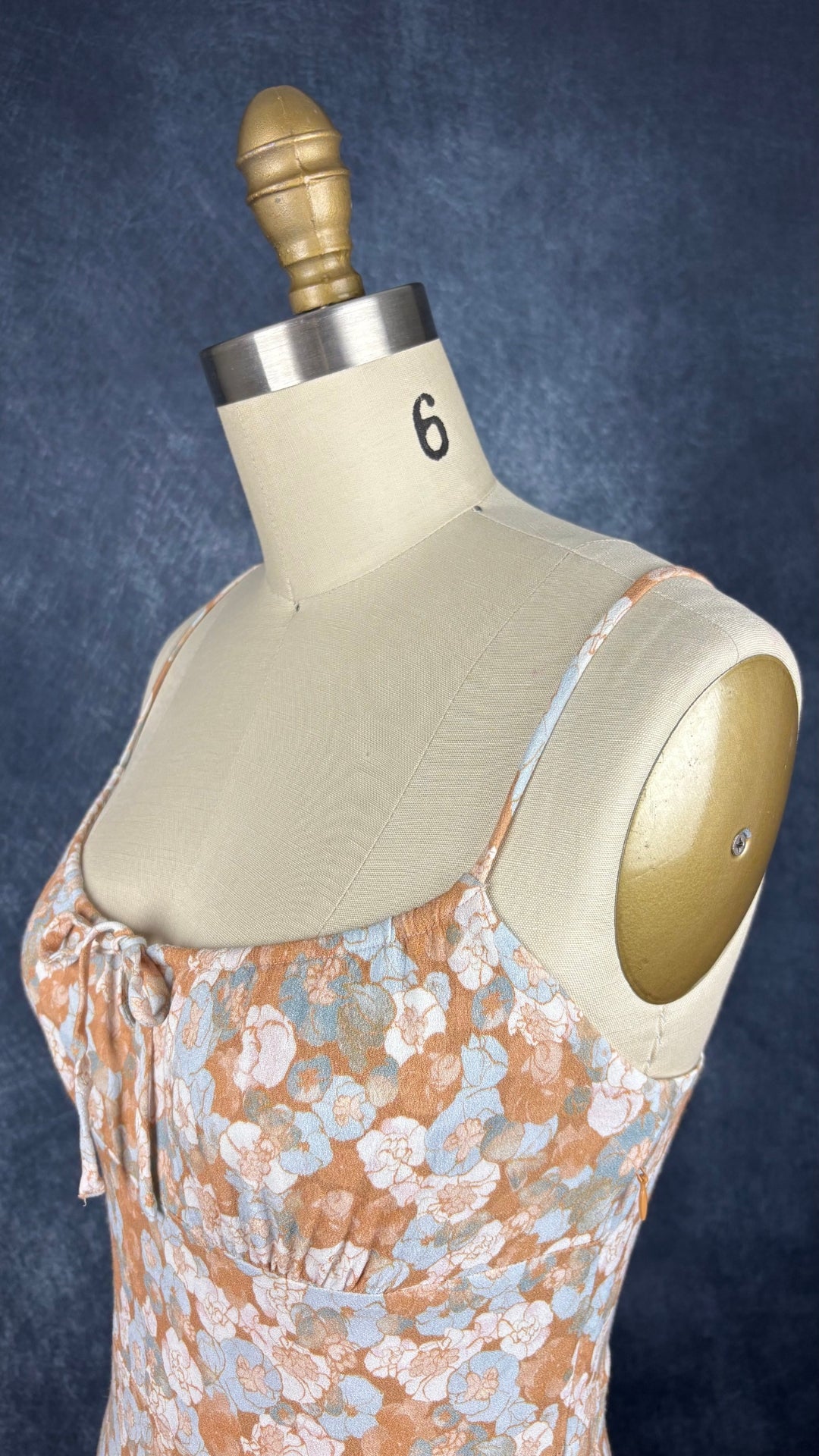 Robe à doux motif floral à fines bretelles ajustables Wilfred, taille 4. Vue de l'encolure.