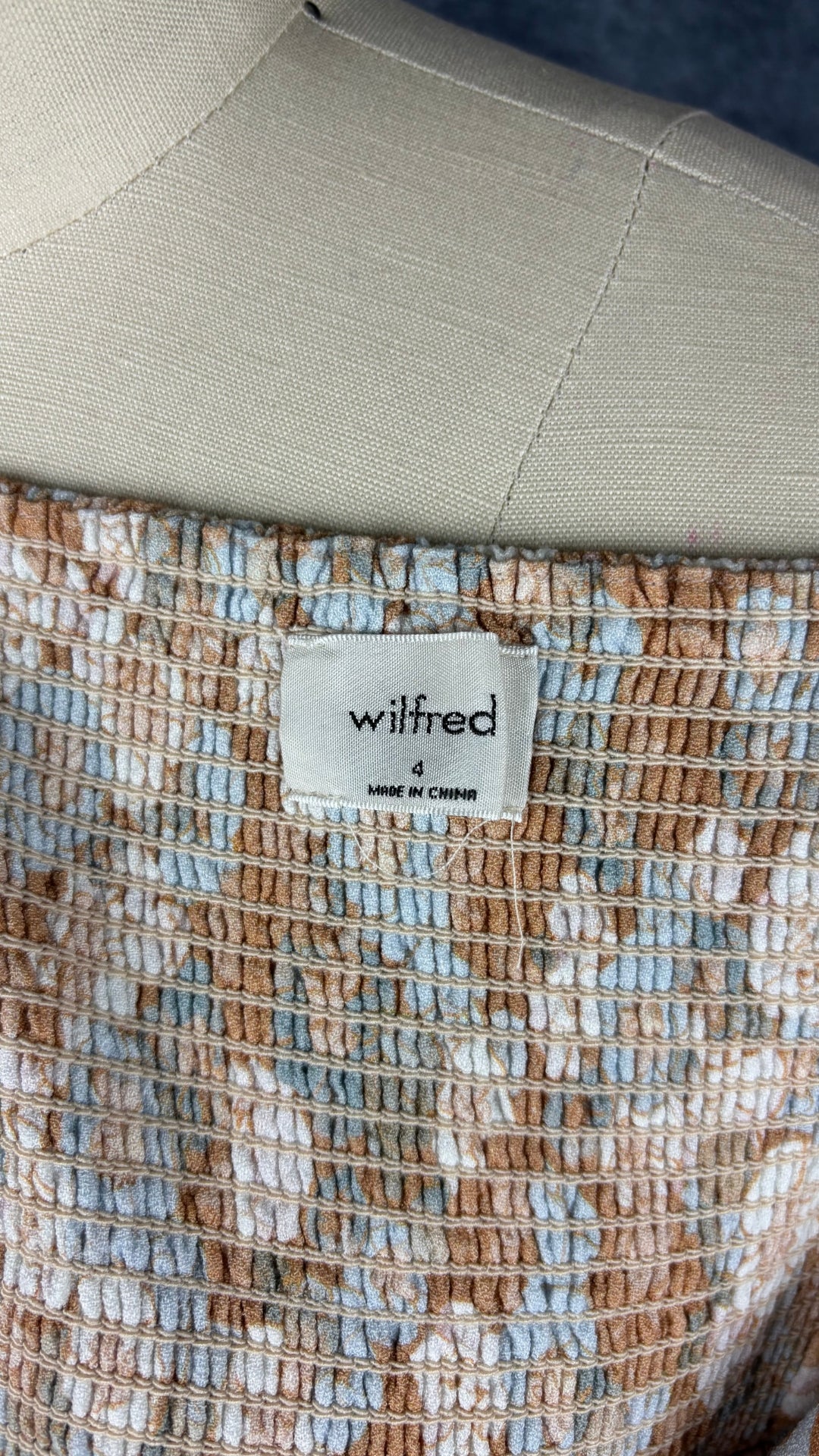 Robe à doux motif floral à fines bretelles ajustables Wilfred, taille 4. Vue de l'étiquette.