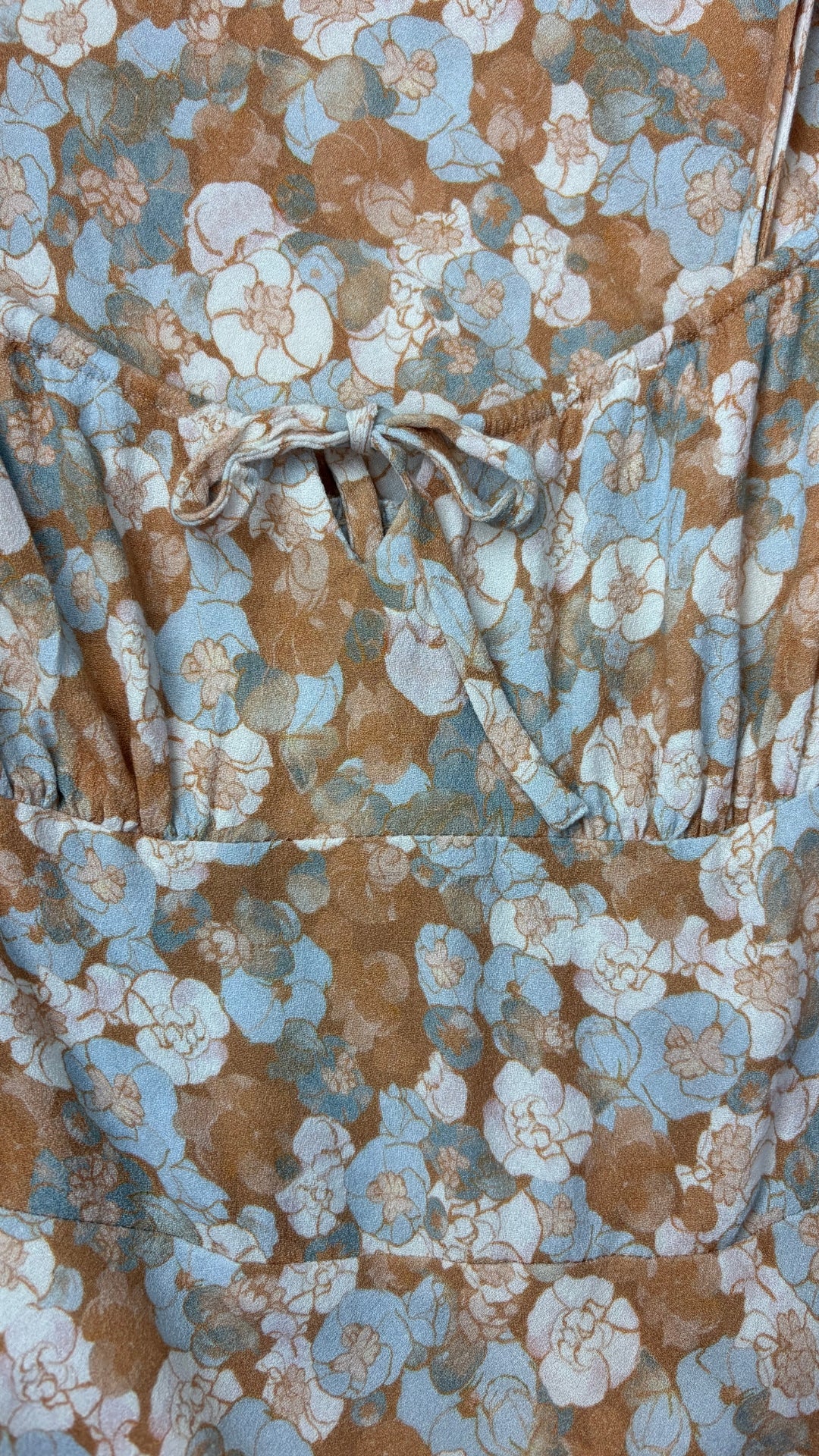 Robe à doux motif floral à fines bretelles ajustables Wilfred, taille 4. Vue de près du motif et du corsage de la robe.