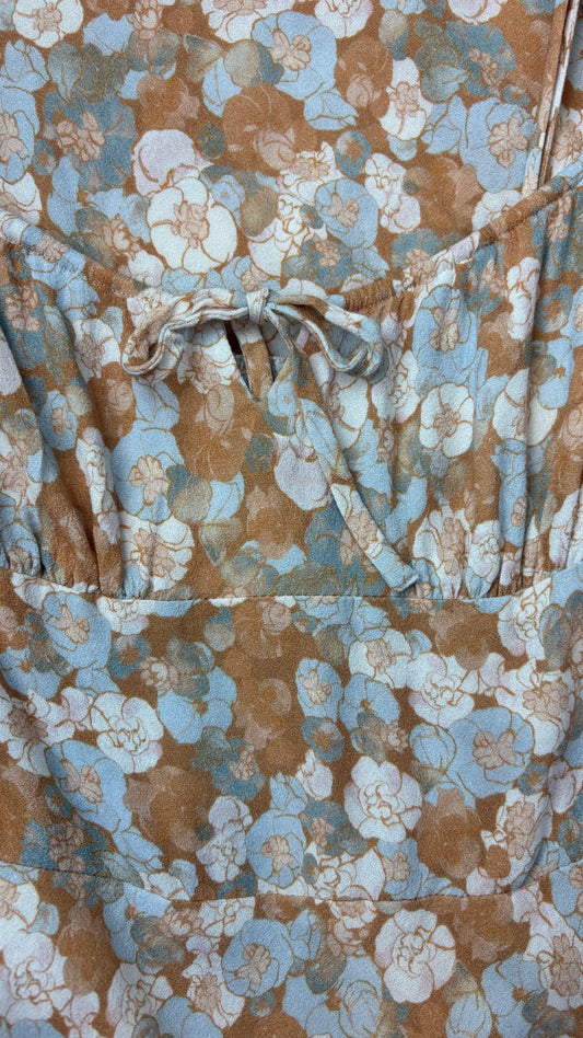 Robe à doux motif floral à fines bretelles ajustables Wilfred, taille 4. Vue de près du motif et du corsage de la robe.