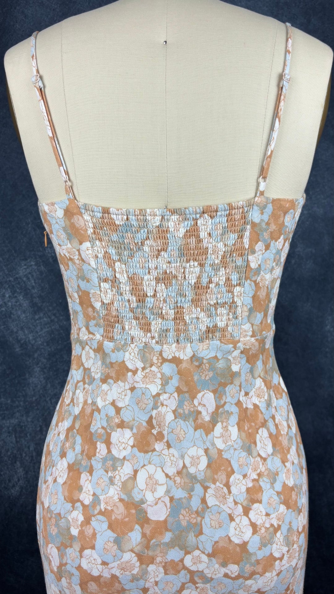 Robe à doux motif floral à fines bretelles ajustables Wilfred, taille 4. Vue de près du ruché au haut du dos.