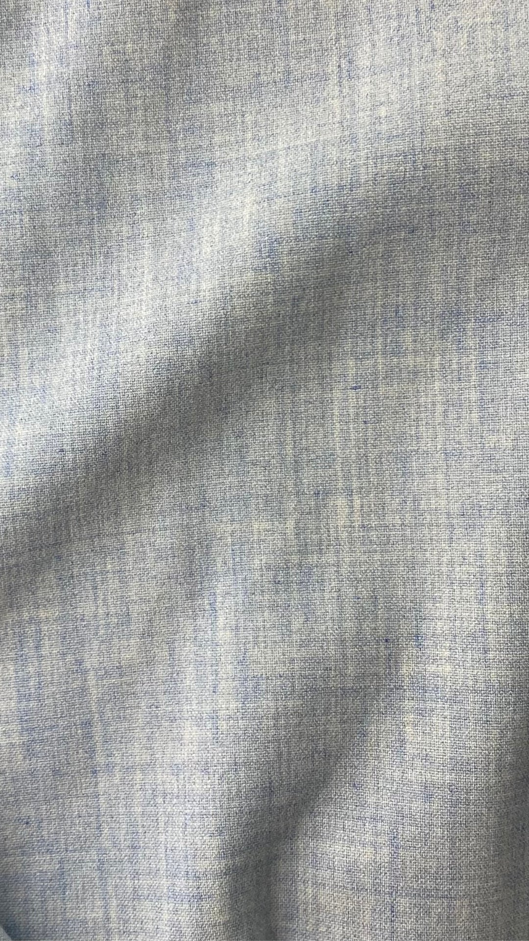 Robe droite ceinturée Calvin Klein. Bleu ciel, taille 4 ou extra-small. Vue de tissu de très près.