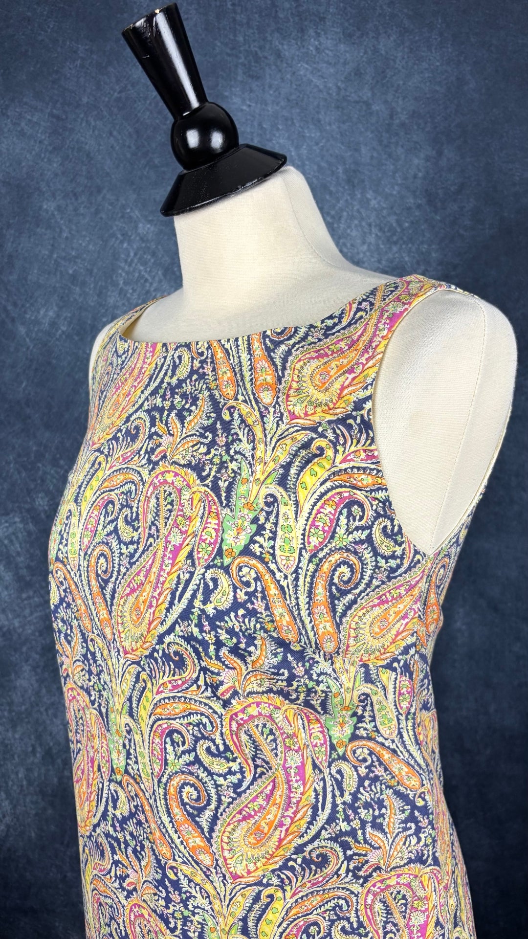 Robe droite à imprimé paisley Liberty Art Fabrics, taille 8. Vue de l'encolure.