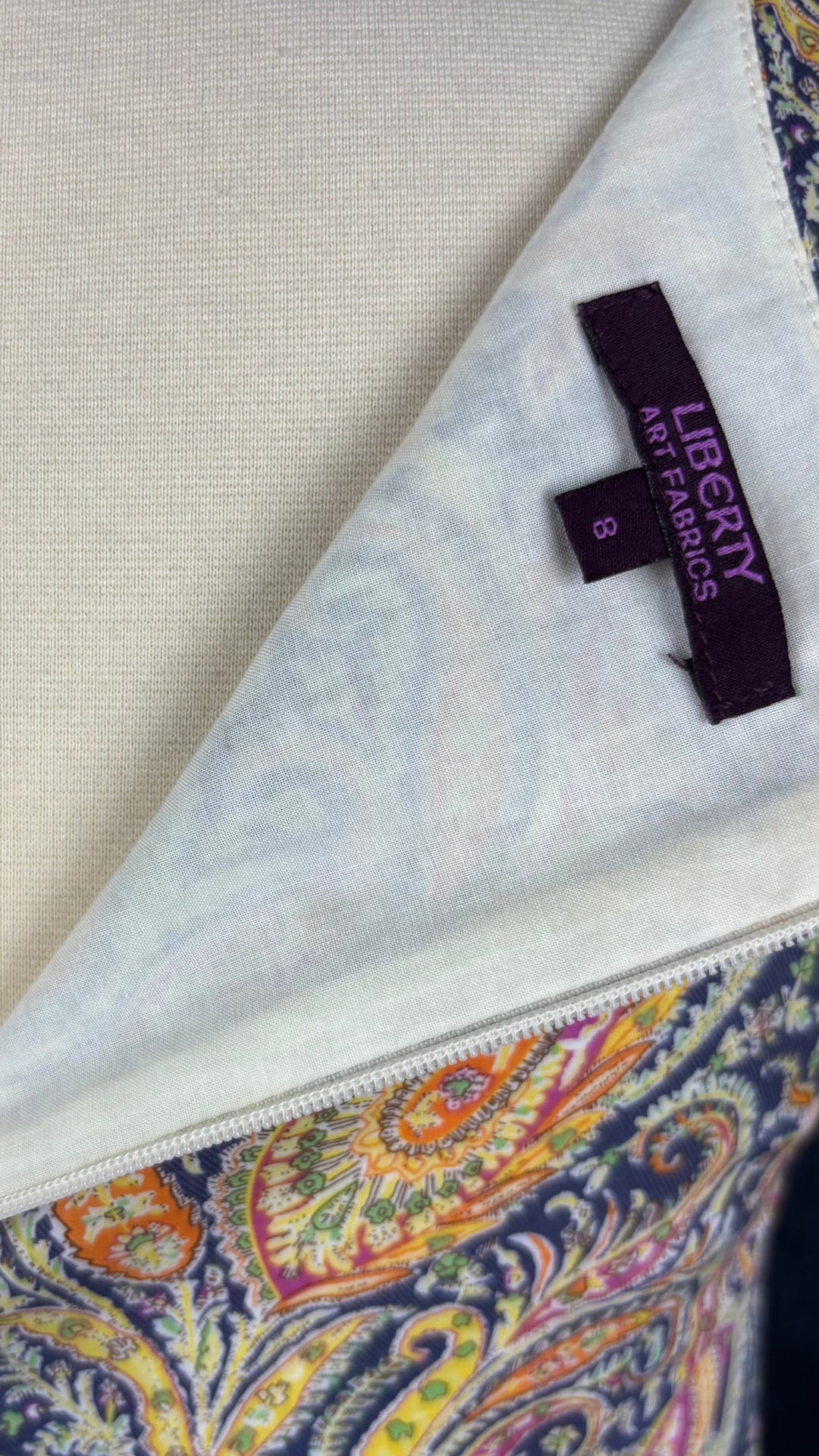 Robe droite à imprimé paisley Liberty Art Fabrics, taille 8. Vue de l'étiquette.