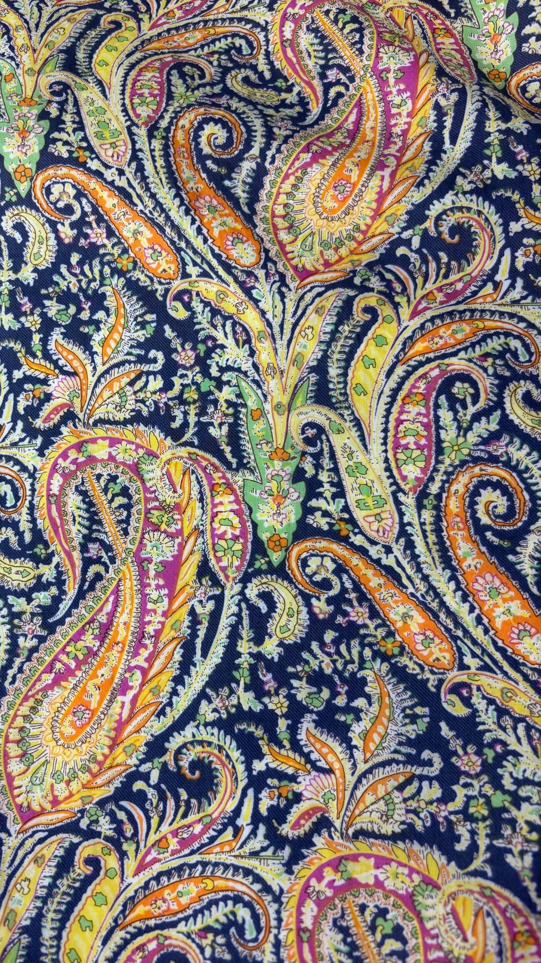 Robe droite à imprimé paisley Liberty Art Fabrics, taille 8. Vue de près du tissu.