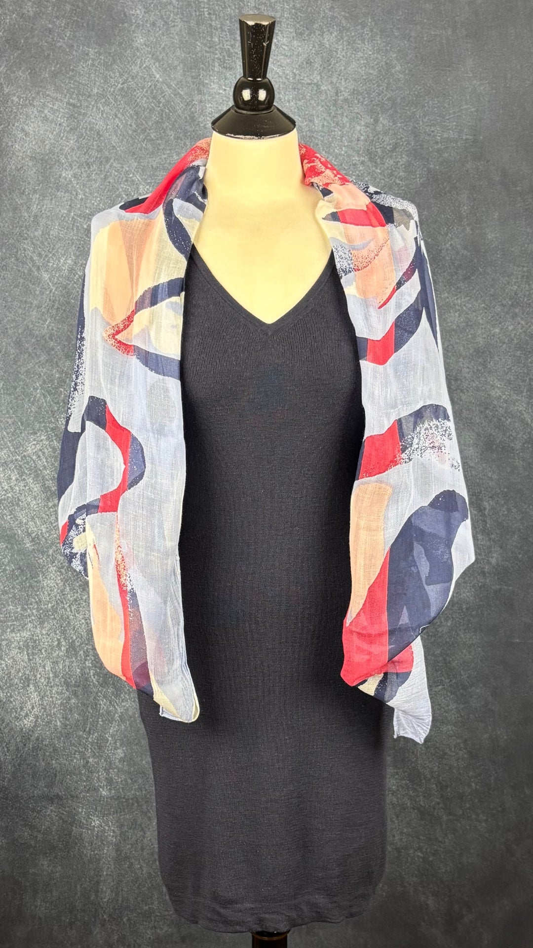 Robe droite en fin tricot marine foncé Ca va de soi, taille medium (peut aussi convenir à small). Vue de l'agencement avec le foulard coloré Sandwich.
