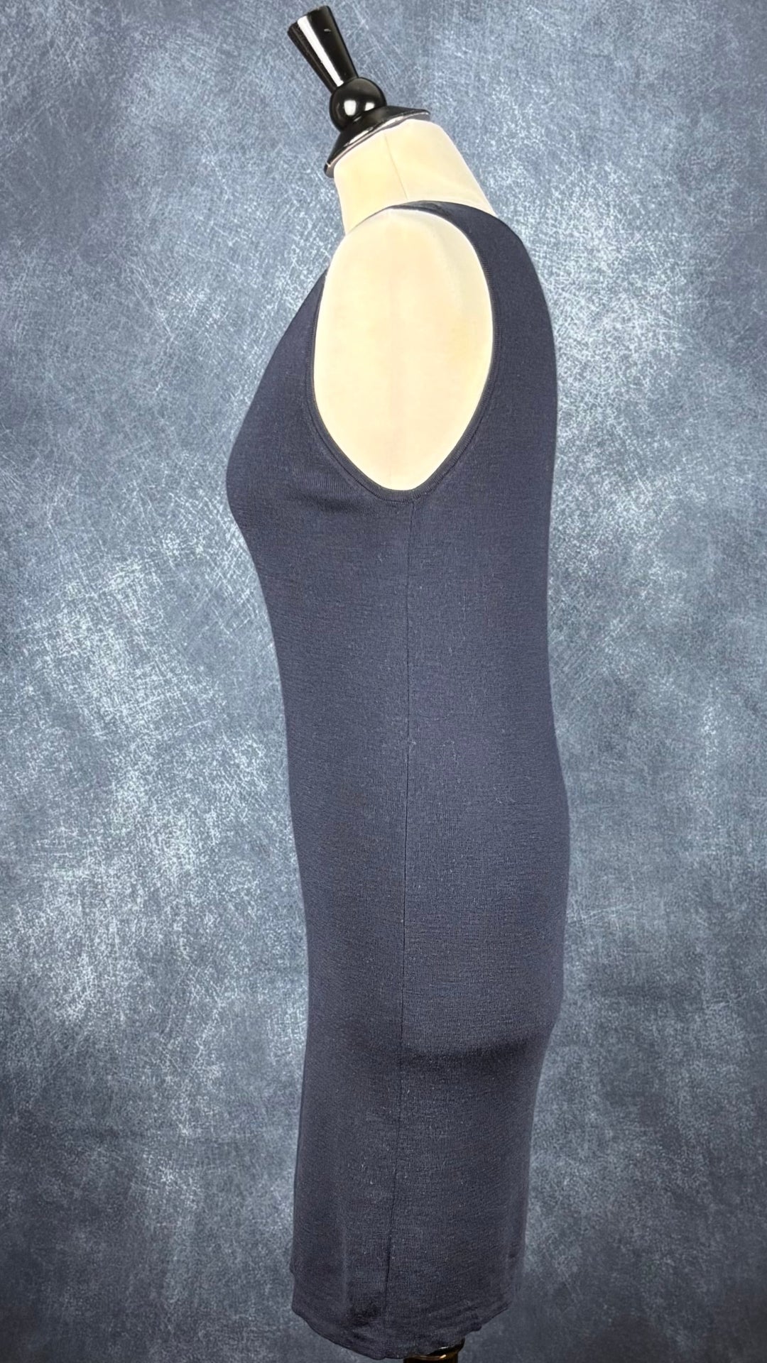 Robe droite en fin tricot marine foncé Ca va de soi, taille medium (peut aussi convenir à small). Vue de côté.