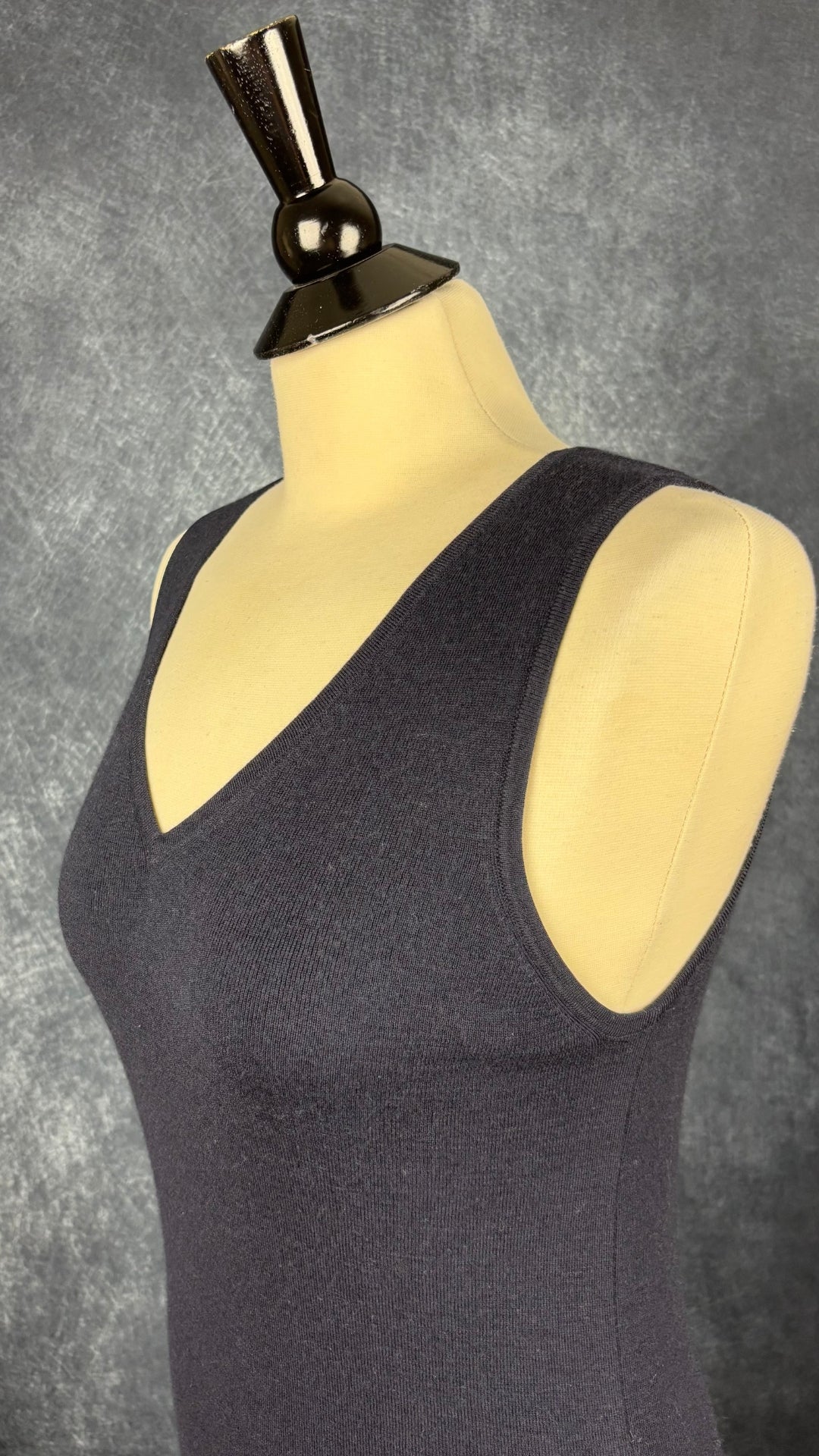 Robe droite en fin tricot marine foncé Ca va de soi, taille medium (peut aussi convenir à small). Vue de l'encolure.