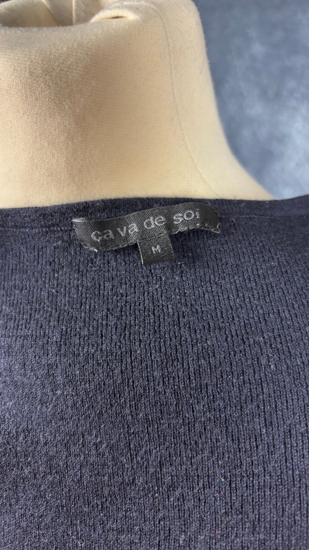 Robe droite en fin tricot marine foncé Ca va de soi, taille medium (peut aussi convenir à small). Vue de l'étiquette.