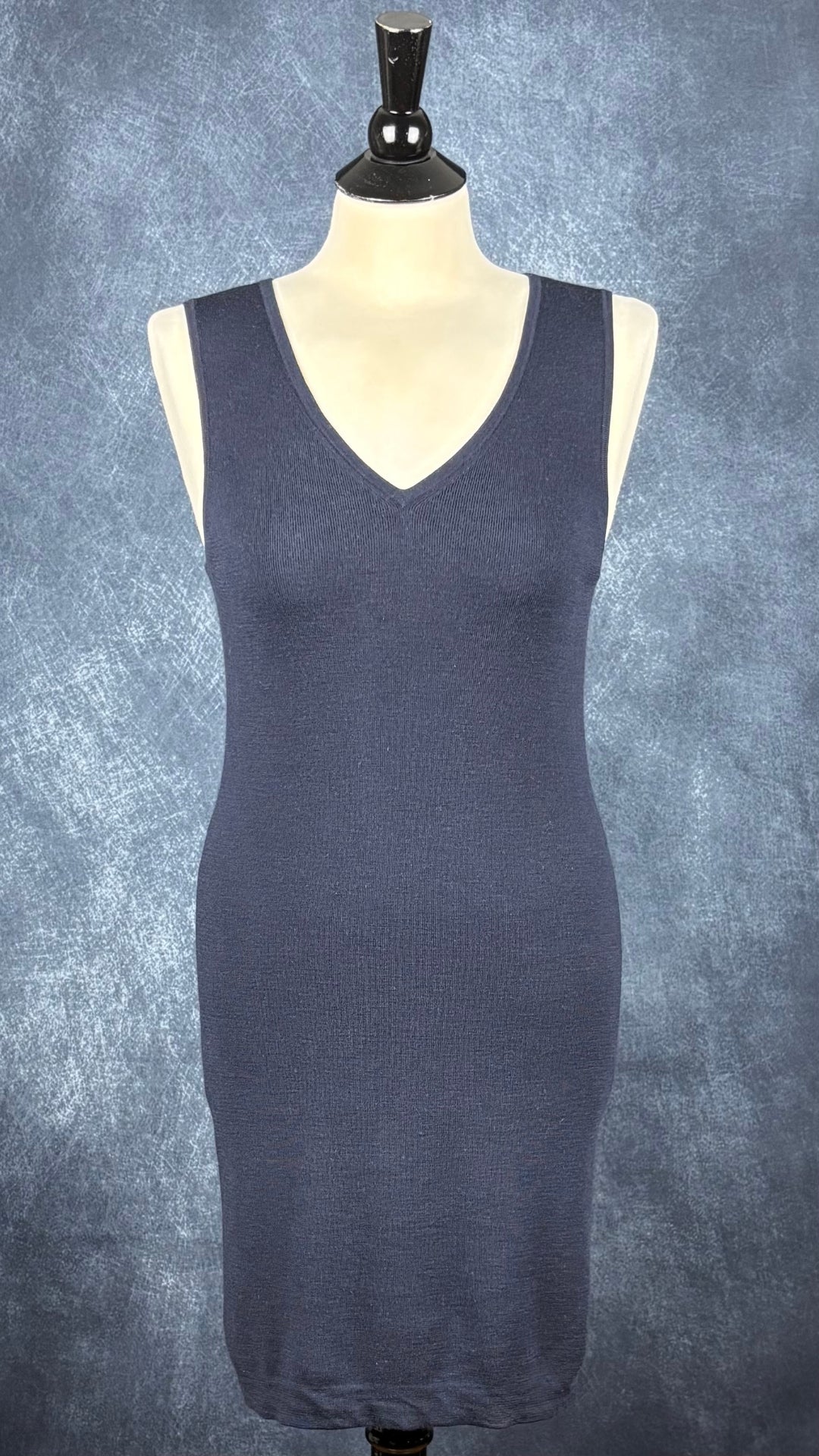 Robe droite en fin tricot marine foncé Ca va de soi, taille medium (peut aussi convenir à small). Vue de face.