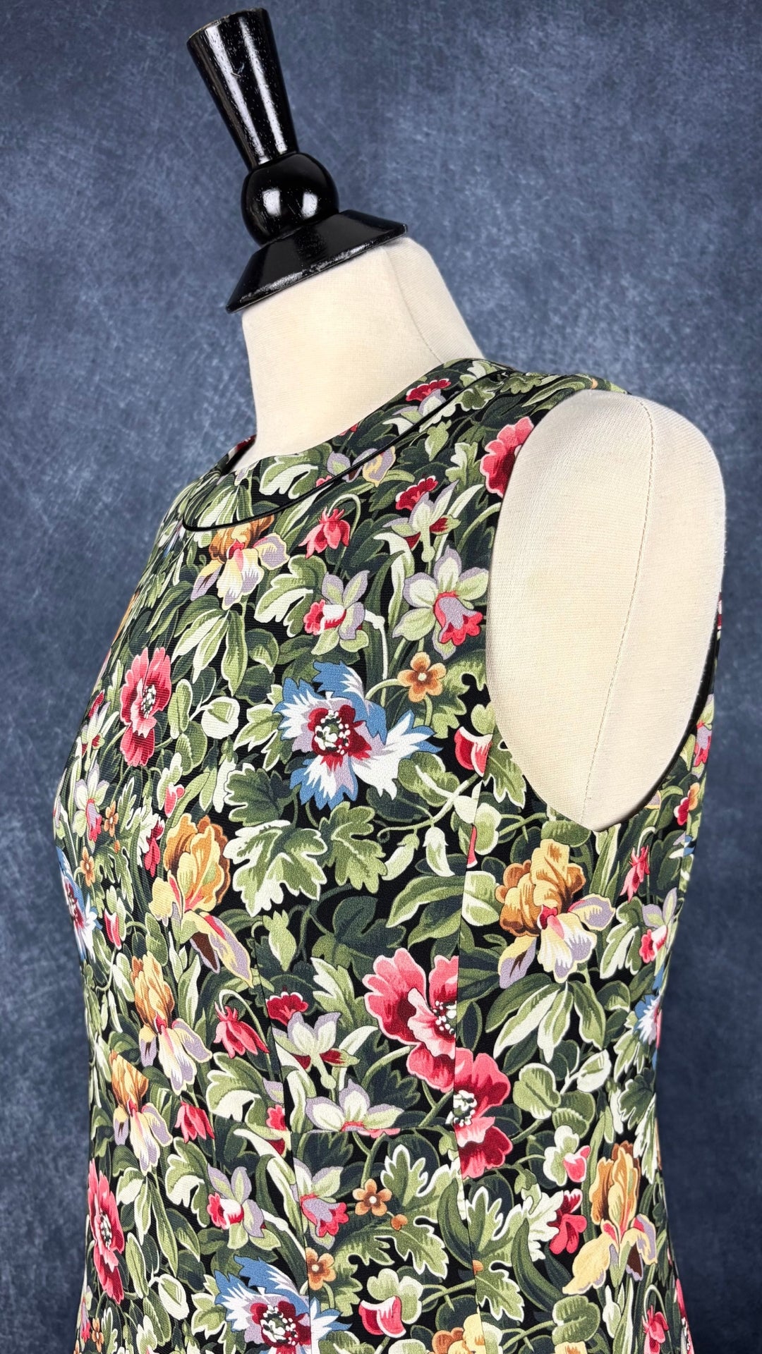 Robe droite florale Tristan, taille 8. Vue de l'encolure.