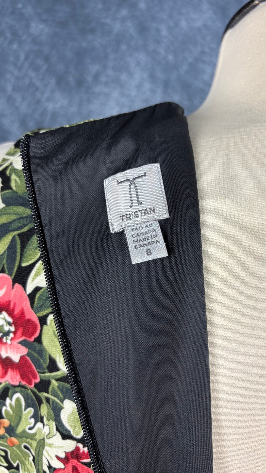 Robe droite florale Tristan, taille 8. Vue de l'étiquette.