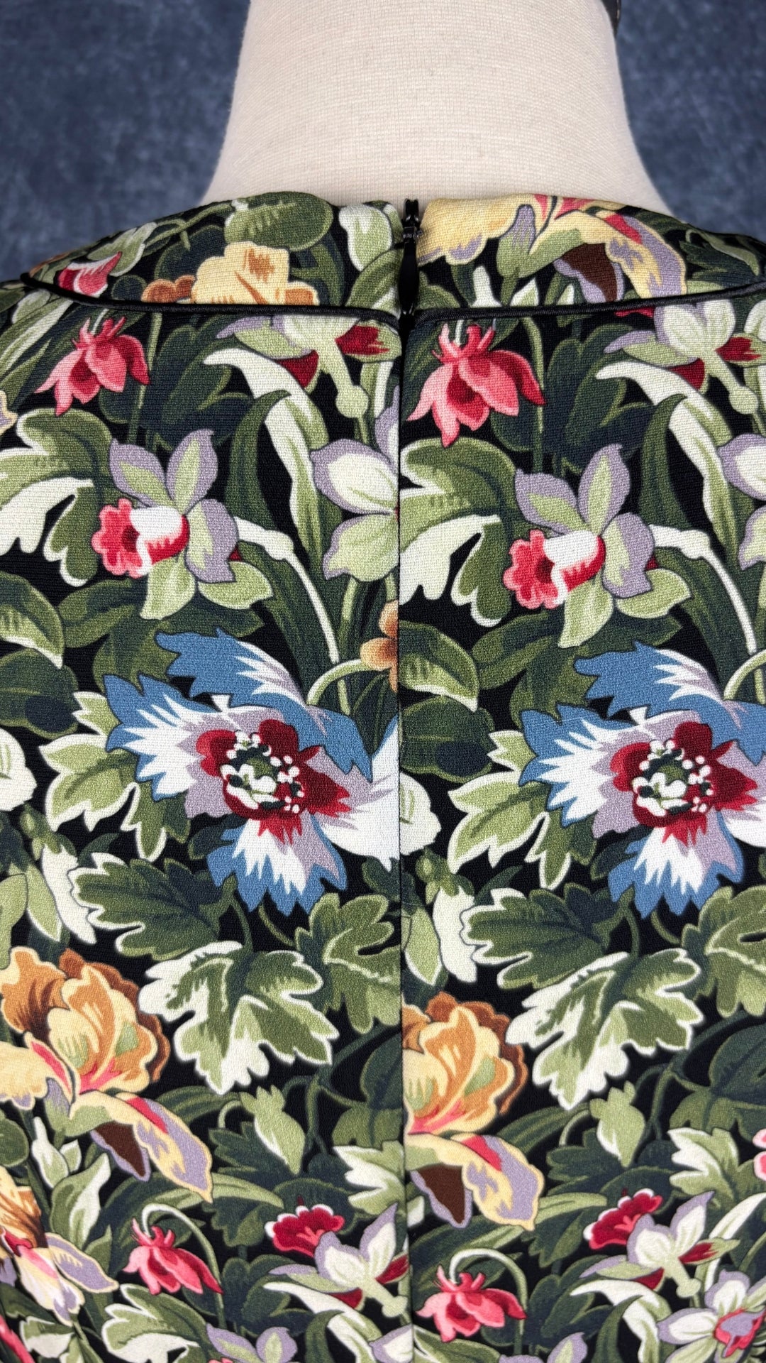 Robe droite florale Tristan, taille 8. Vue de près du haut du dos.