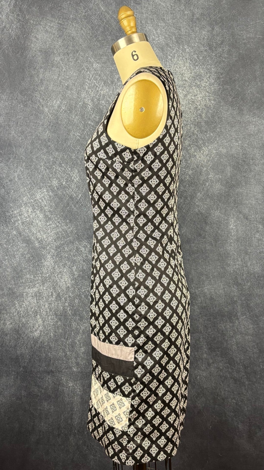 Robe droite jolis motifs Dinh Ba, taille small. Vue de côté.