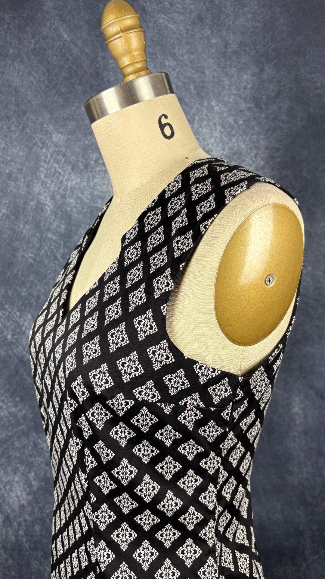 Robe droite jolis motifs Dinh Ba, taille small. Vue de l'encolure.