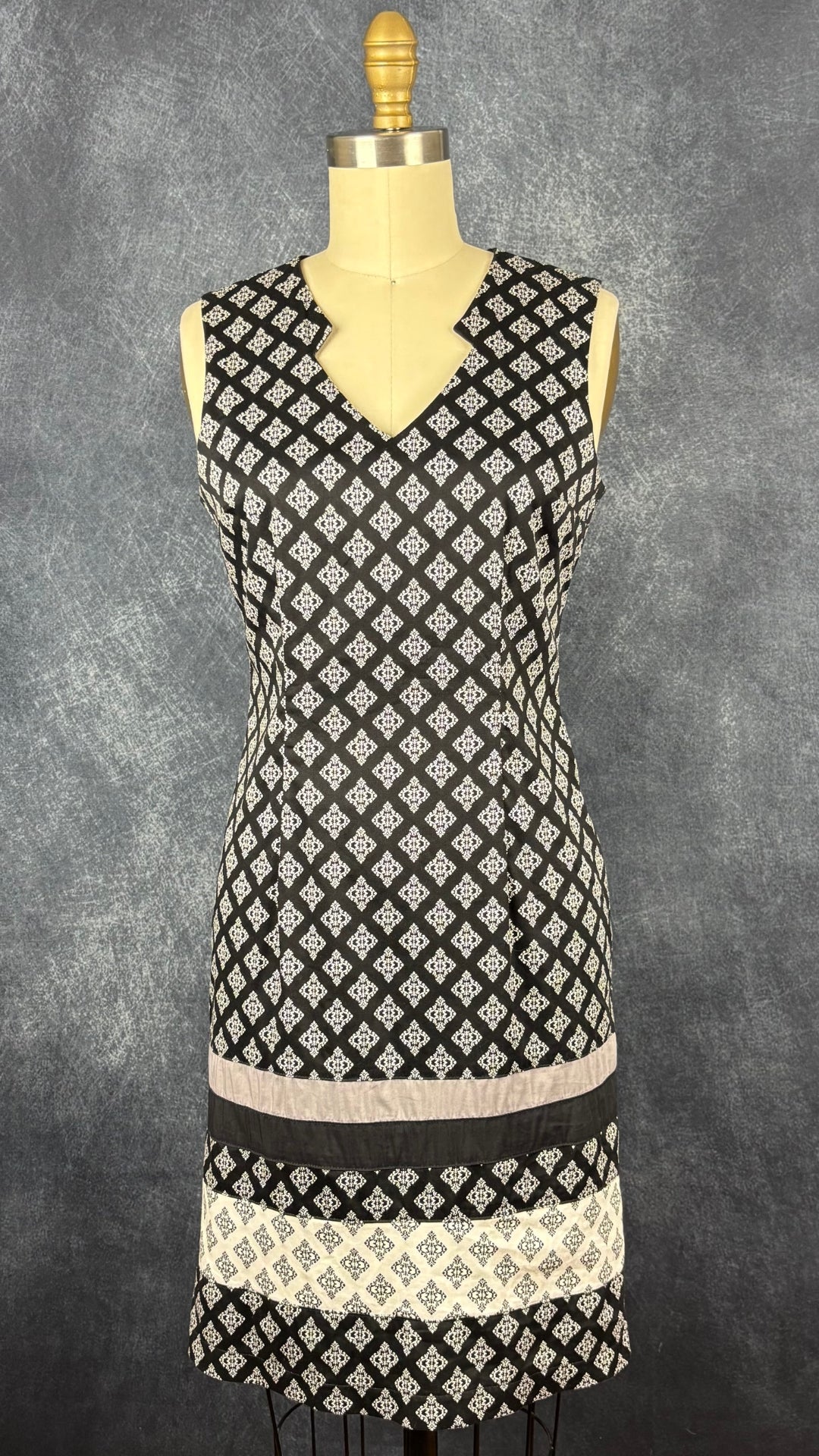 Robe droite jolis motifs Dinh Ba, taille small. Vue de face.