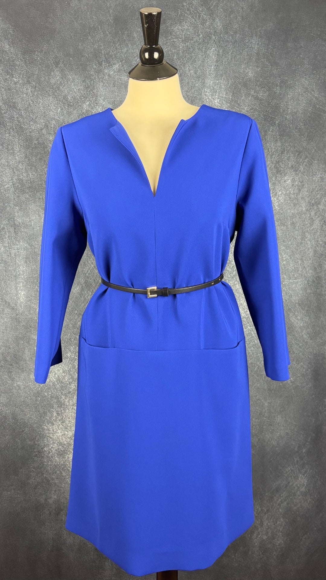 Robe droite bleu royal avec poches Éditions de robes, taille 10 (l). Vue de l'agencement avec une fine ceinture.