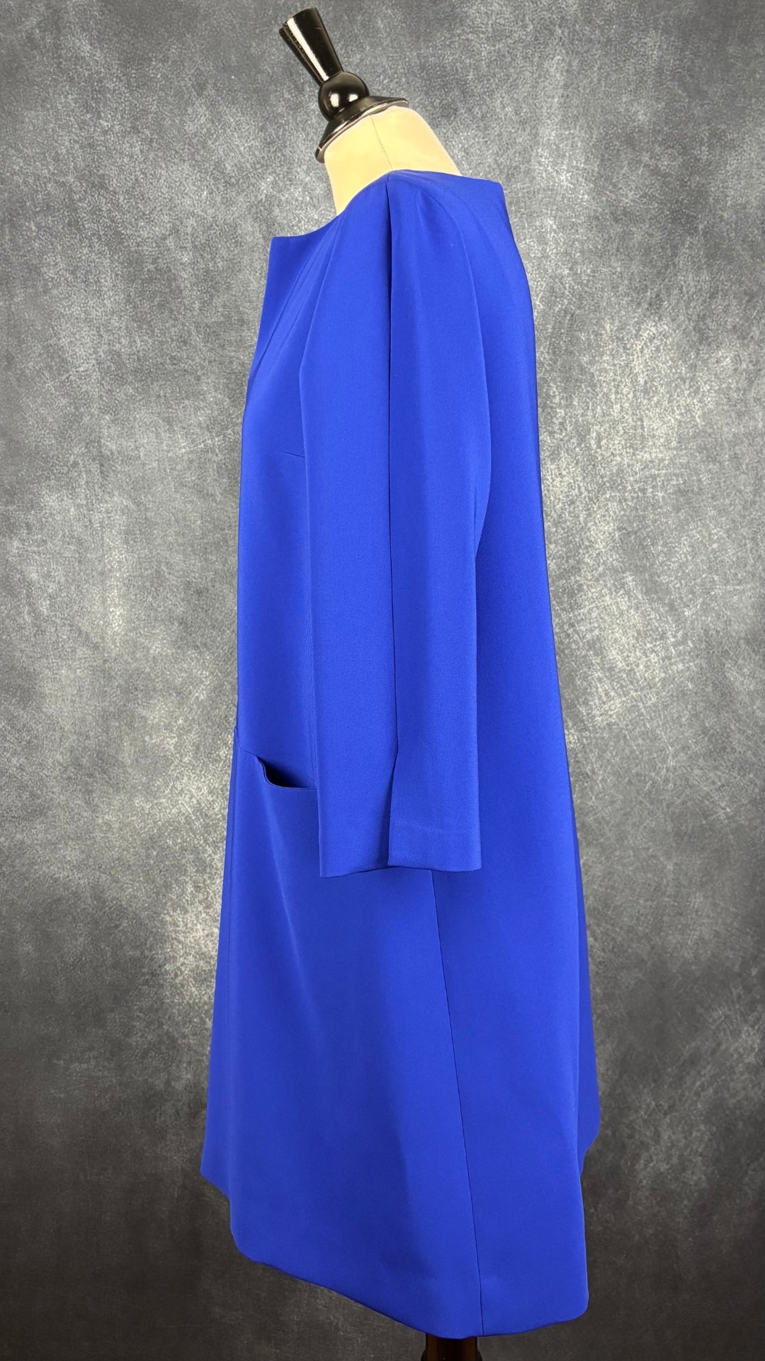 Robe droite bleu royal avec poches Éditions de robes, taille 10 (l). Vue de côté.