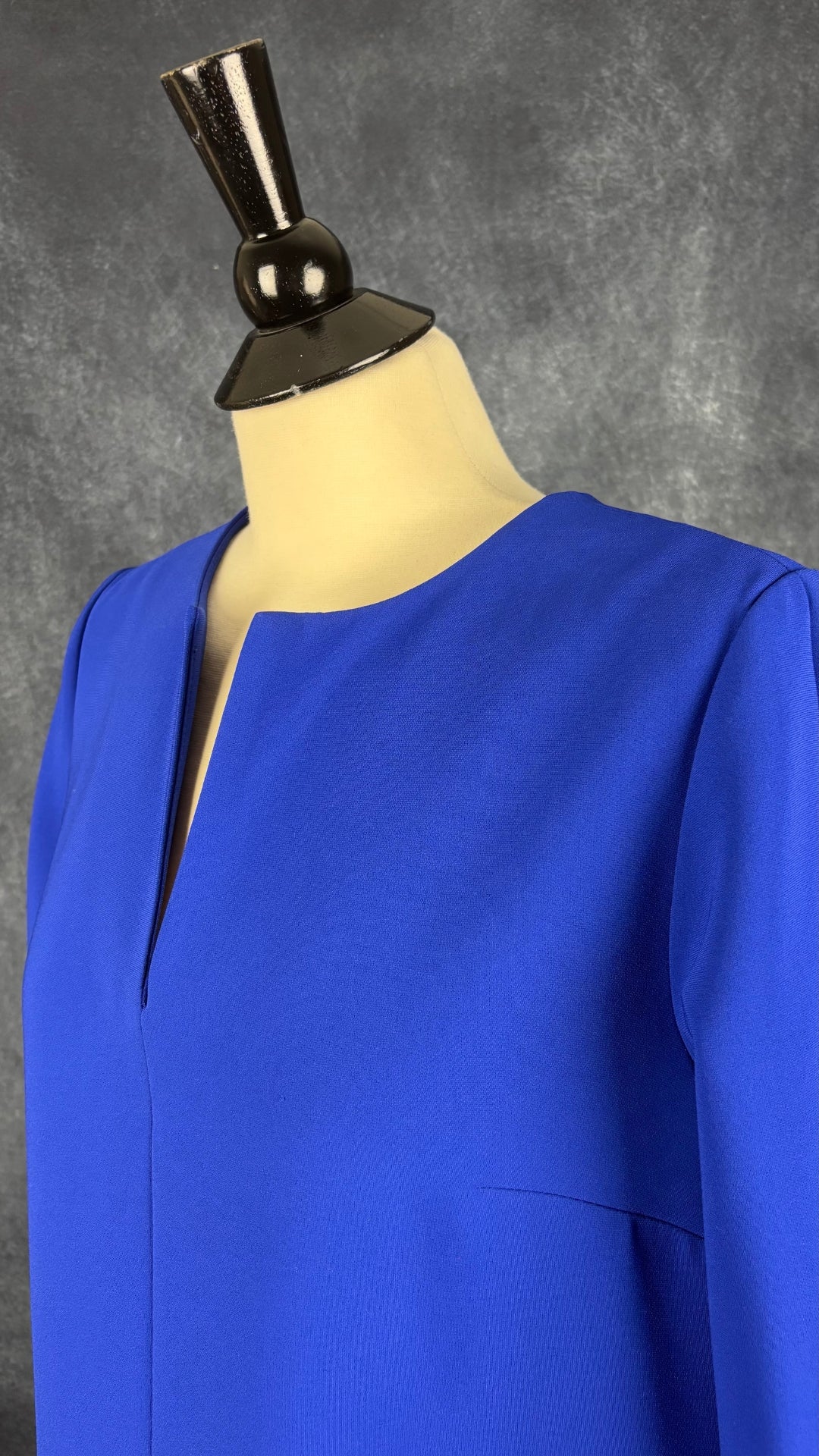 Robe droite bleu royal avec poches Éditions de robes, taille 10 (l). Vue de l'encolure.