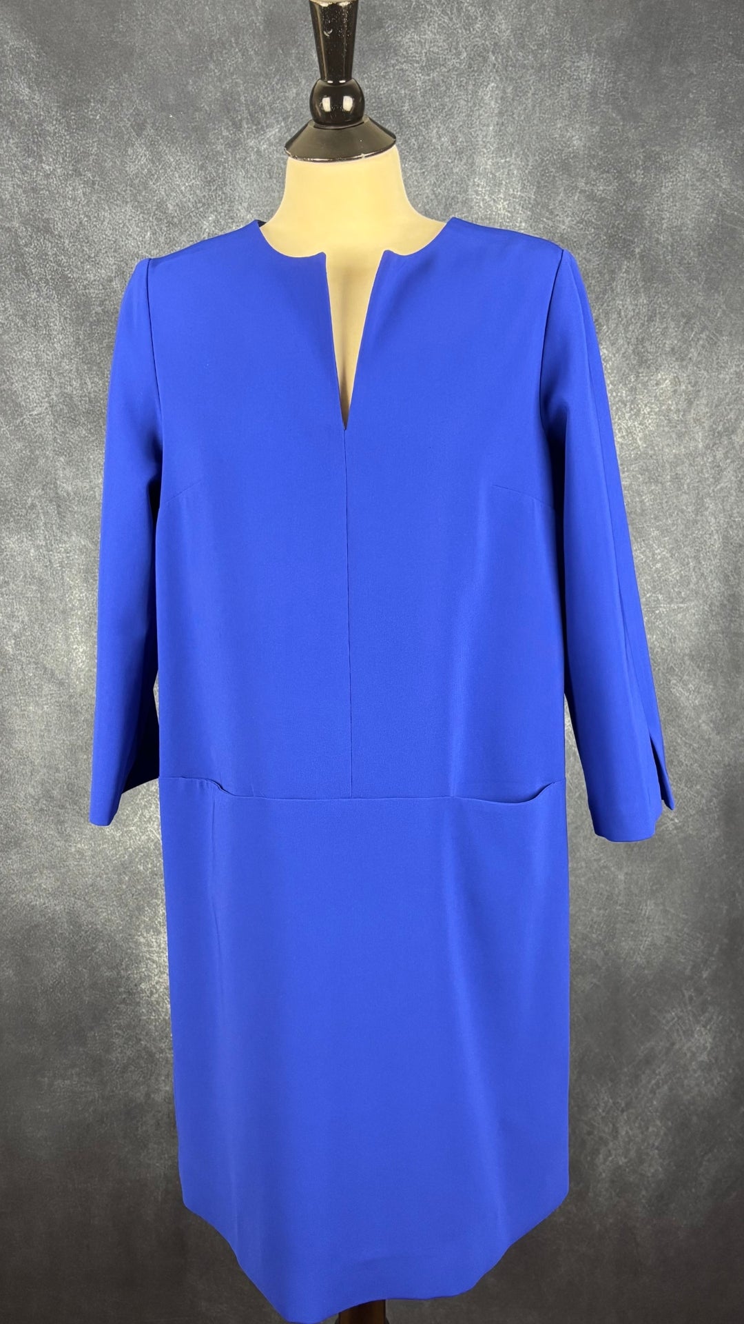 Robe droite bleu royal avec poches Éditions de robes, taille 10 (l). Vue de face.