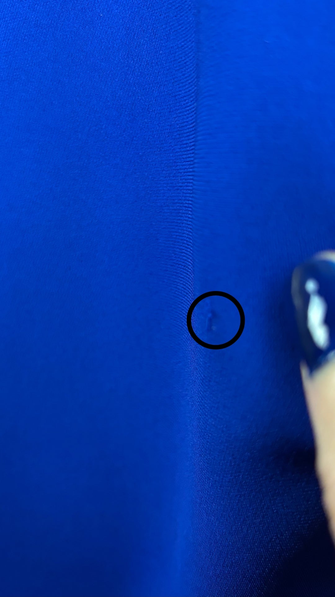 Robe droite bleu royal avec poches Éditions de robes, taille 10 (l). Vue de près d'un mini fil tiré au niveau du dos.