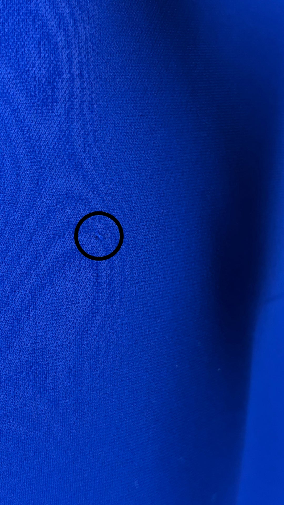 Robe droite bleu royal avec poches Éditions de robes, taille 10 (l). Vue de près d'un mini fil au niveau de la poitrine.