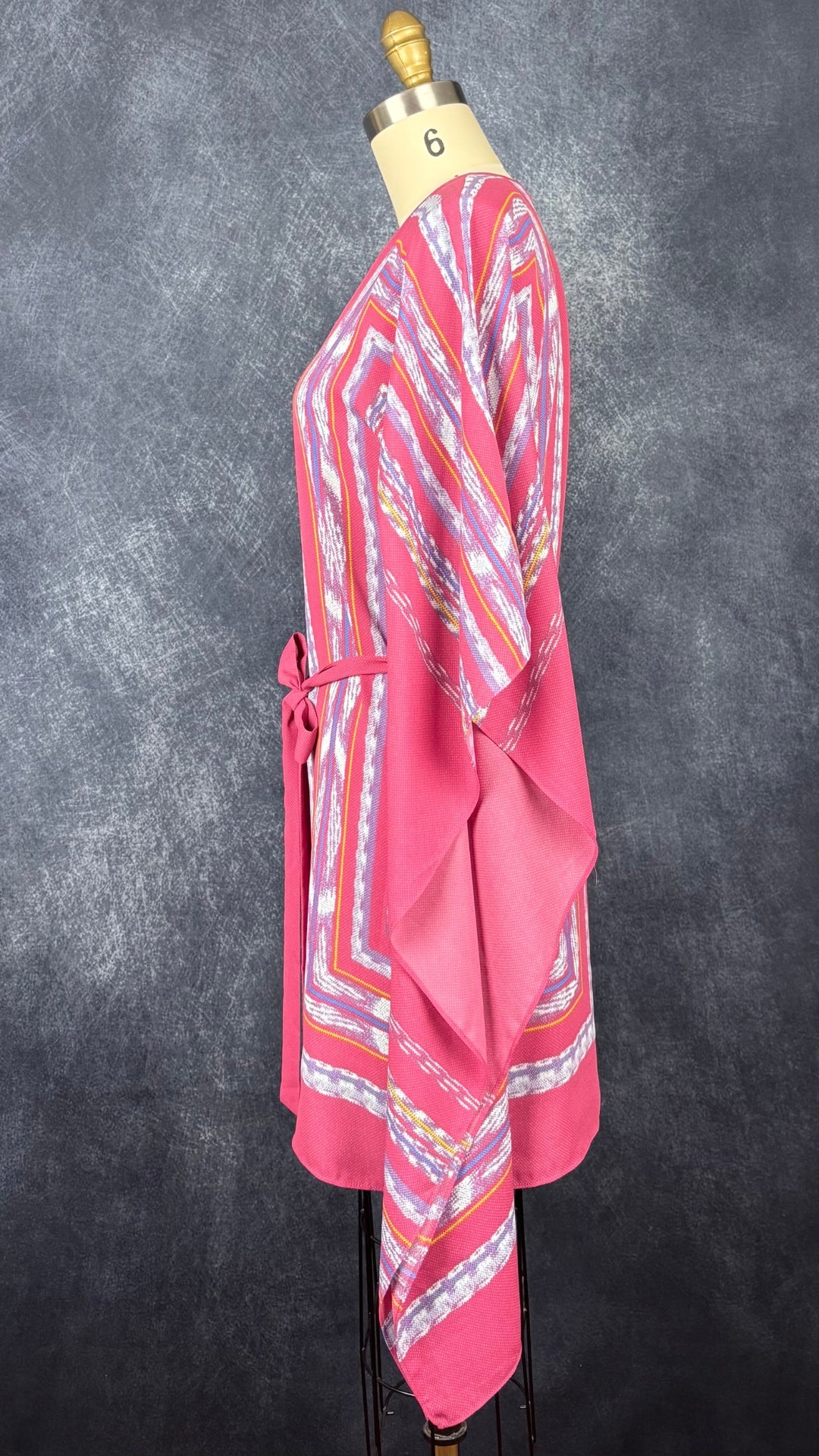 Robe droite rose à jolies rayures style caftan, BCBG MAXAZRIA, taille xxs qui convient facilement à xs/s. Vue de côté.