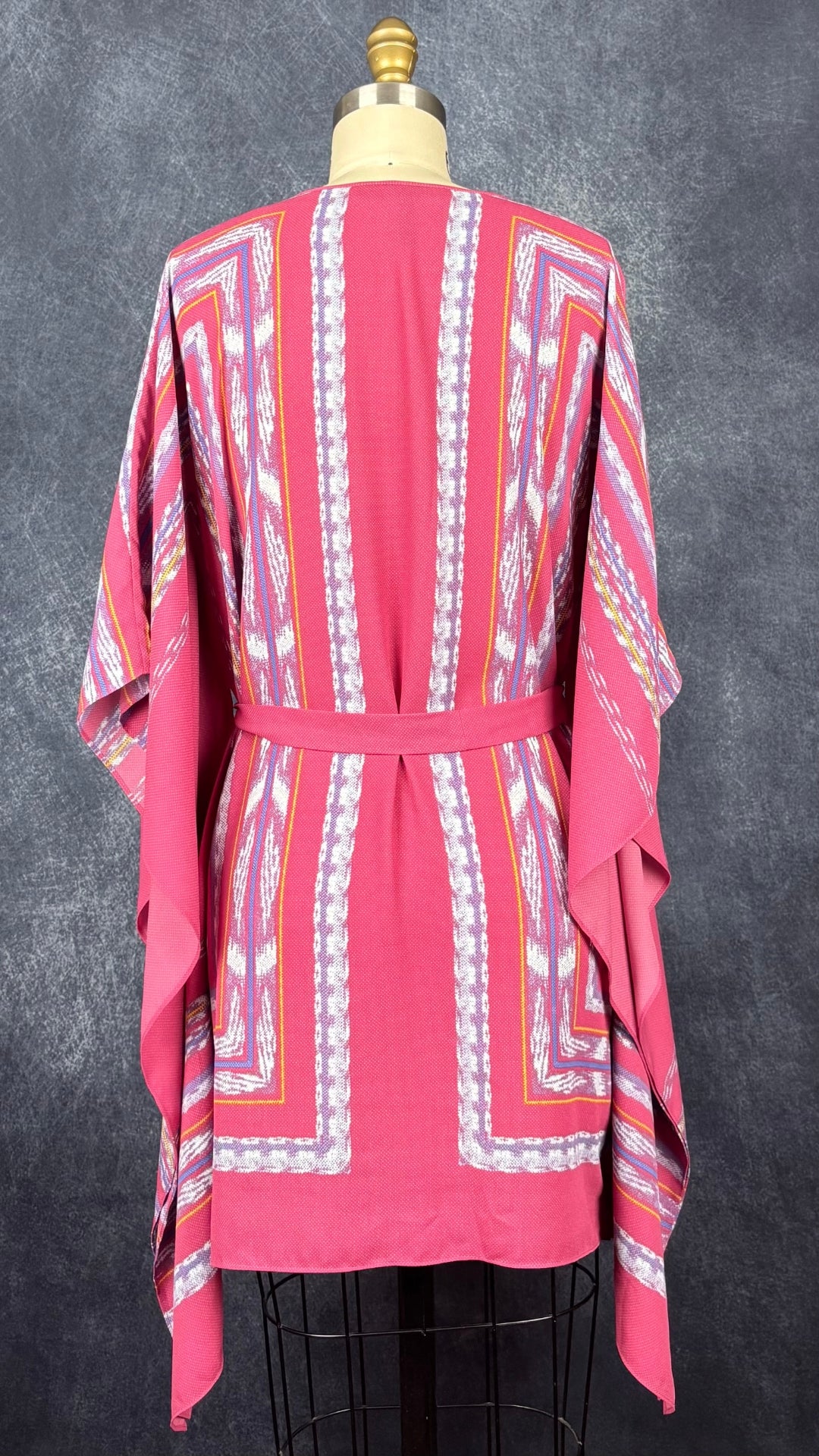 Robe droite rose à jolies rayures style caftan, BCBG MAXAZRIA, taille xxs qui convient facilement à xs/s. Vue de dos.