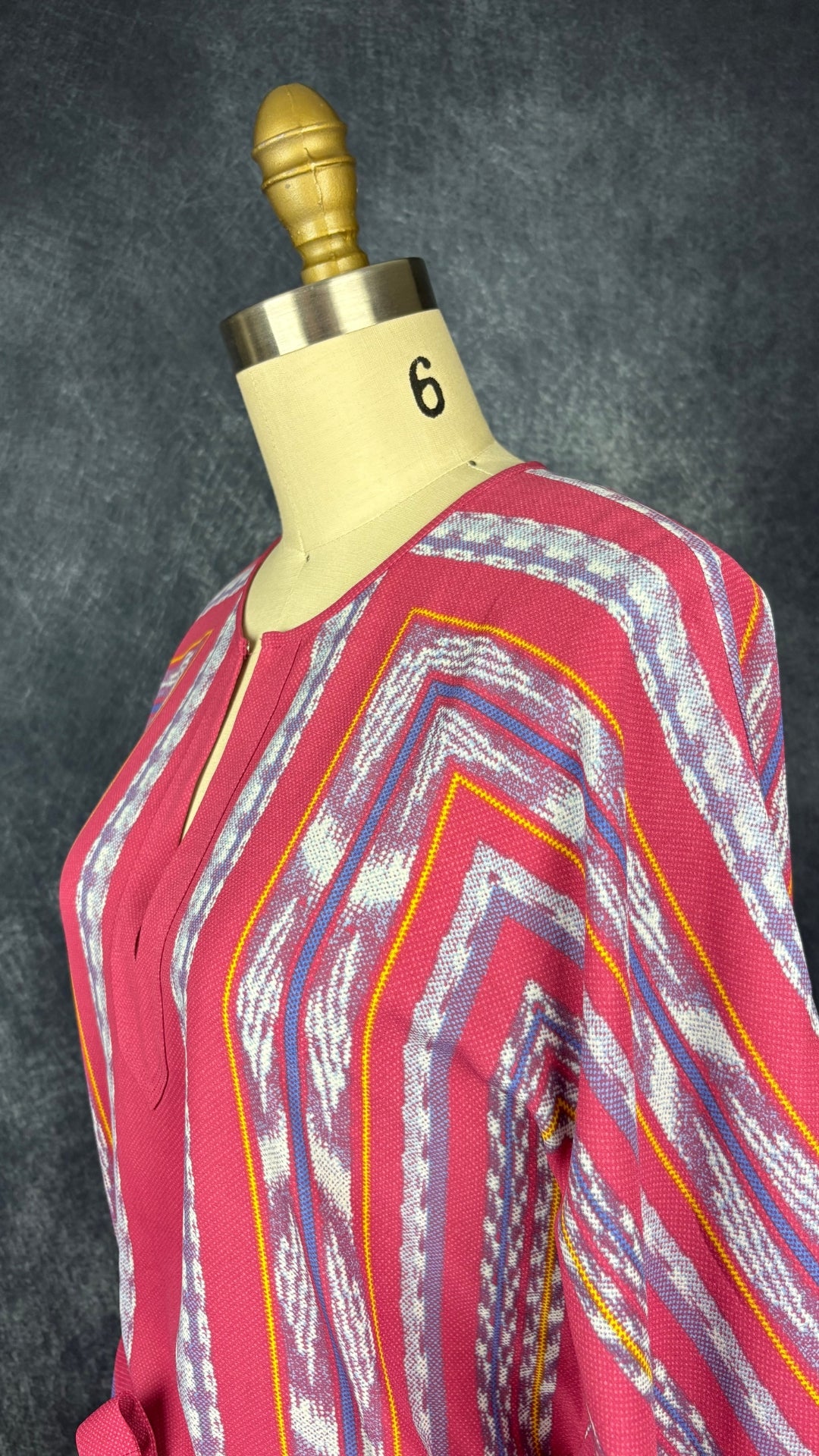 Robe droite rose à jolies rayures style caftan, BCBG MAXAZRIA, taille xxs qui convient facilement à xs/s. Vue de l'encolure.