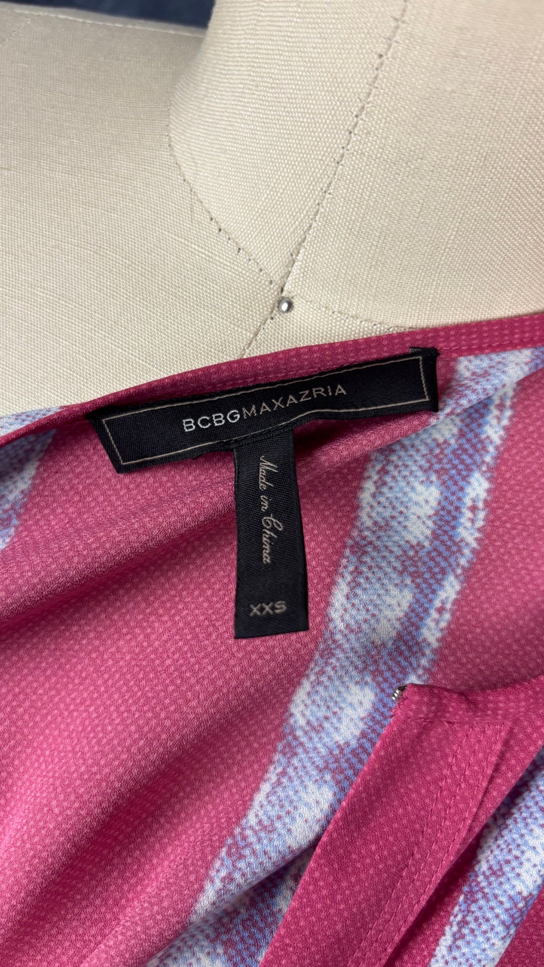 Robe droite rose à jolies rayures style caftan, BCBG MAXAZRIA, taille xxs qui convient facilement à xs/s. Vue de l'étiquette.