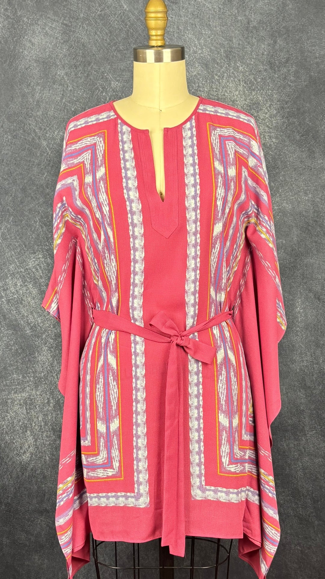 Robe droite rose à jolies rayures style caftan, BCBG MAXAZRIA, taille xxs qui convient facilement à xs/s. Vue de face.