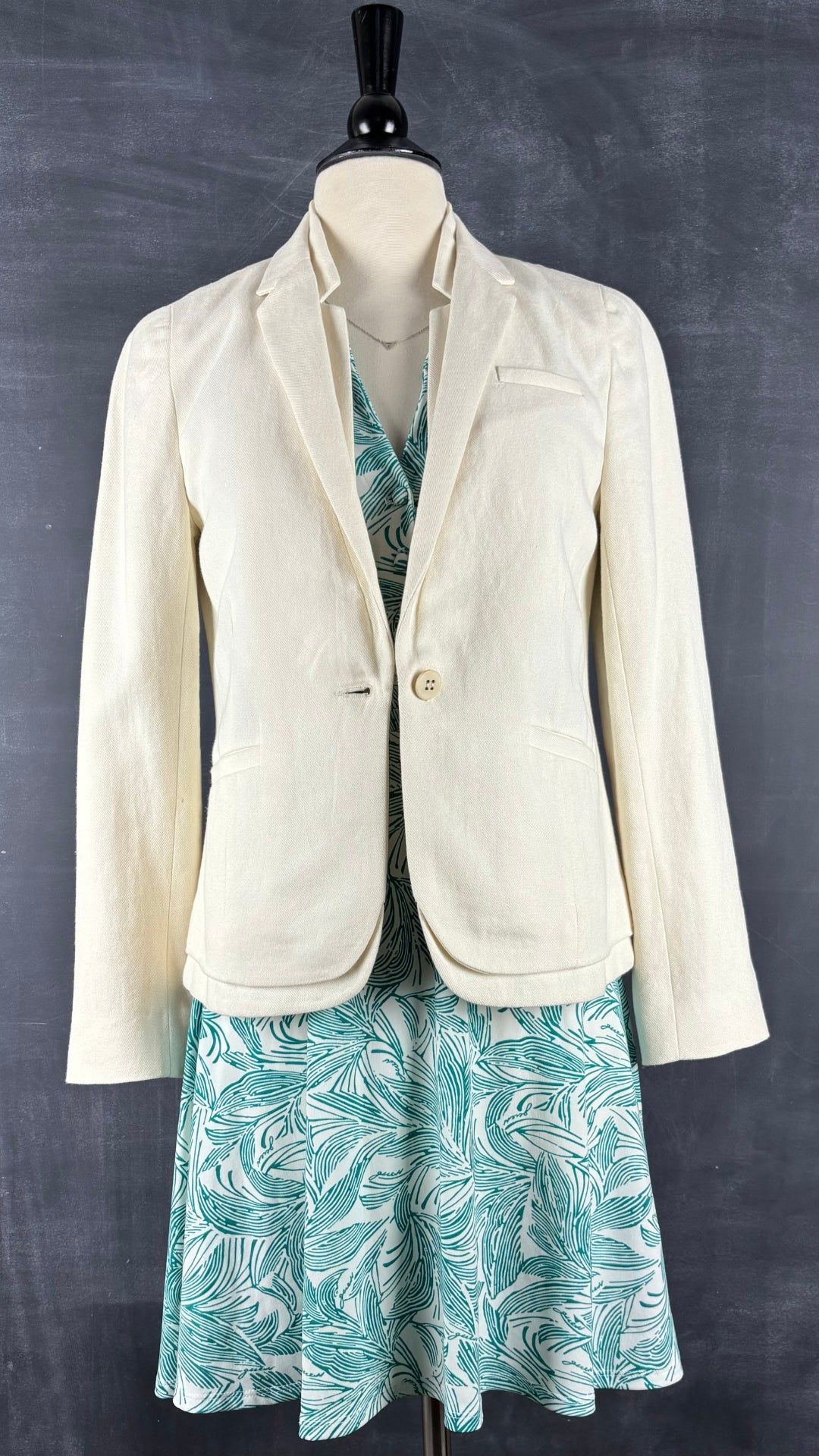 Robe feuillage tropical Guess, taille xs/s. Vue de l'agencement avec le blazer crème.