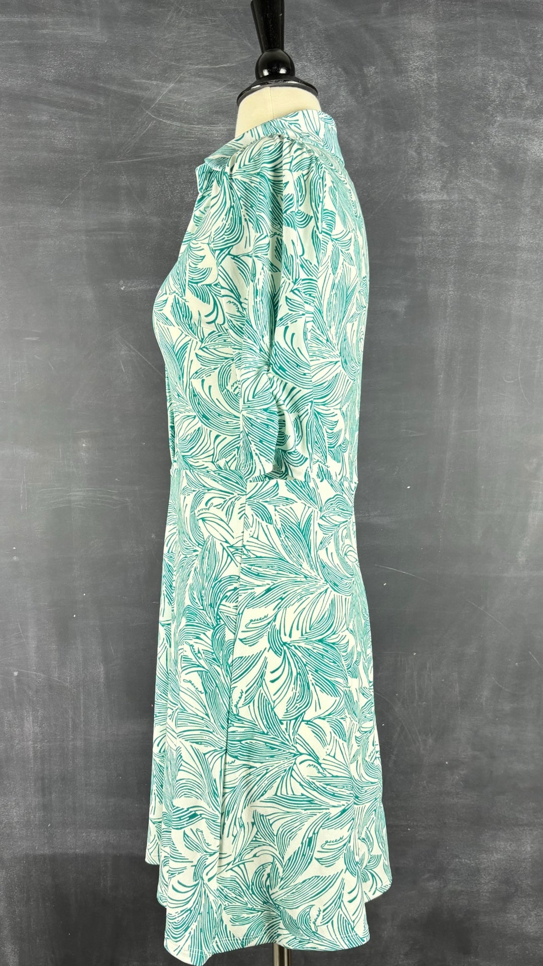 Robe feuillage tropical Guess, taille xs/s. Vue de côté.