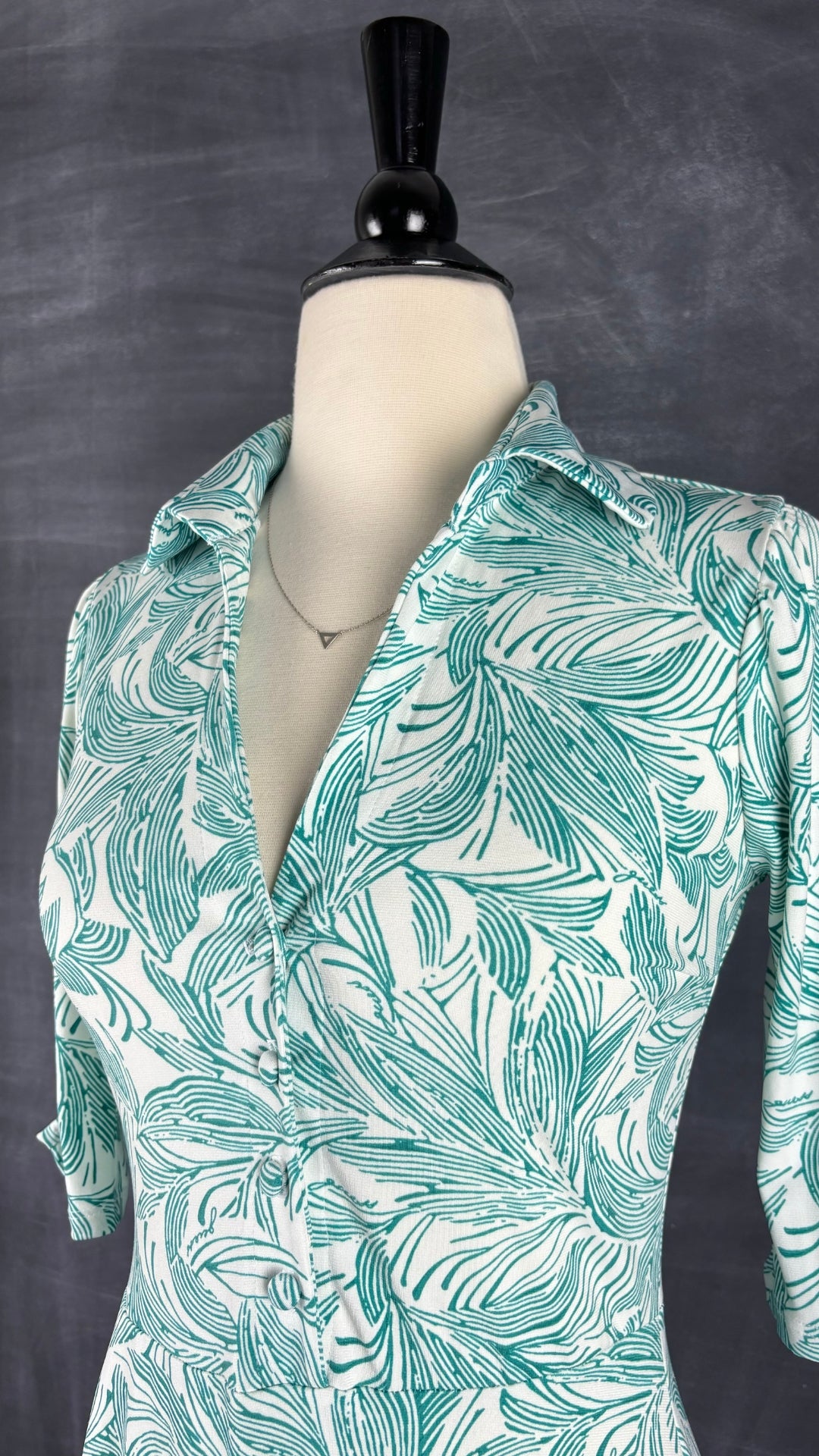 Robe feuillage tropical Guess, taille xs/s. Vue de l'encolure.