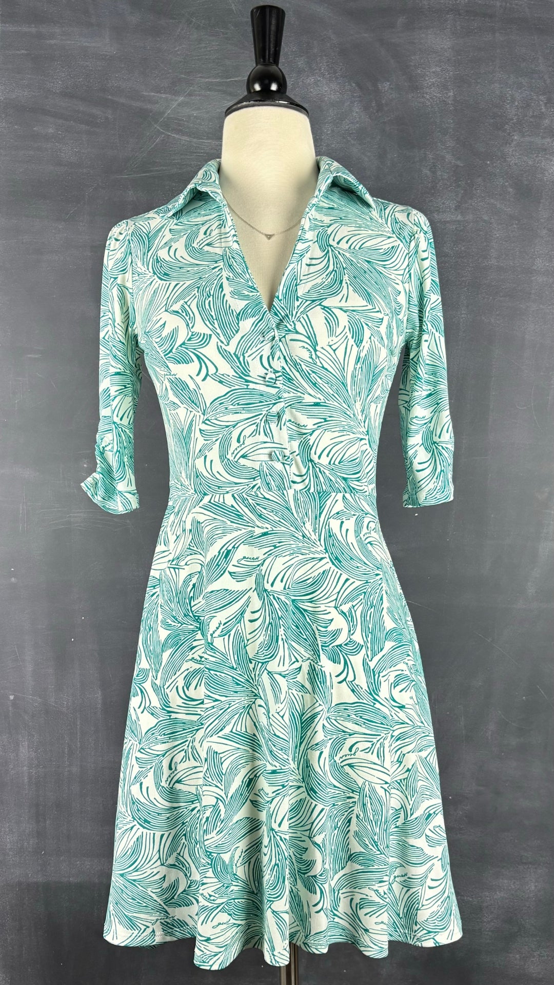 Robe feuillage tropical Guess, taille xs/s. Vue de face.