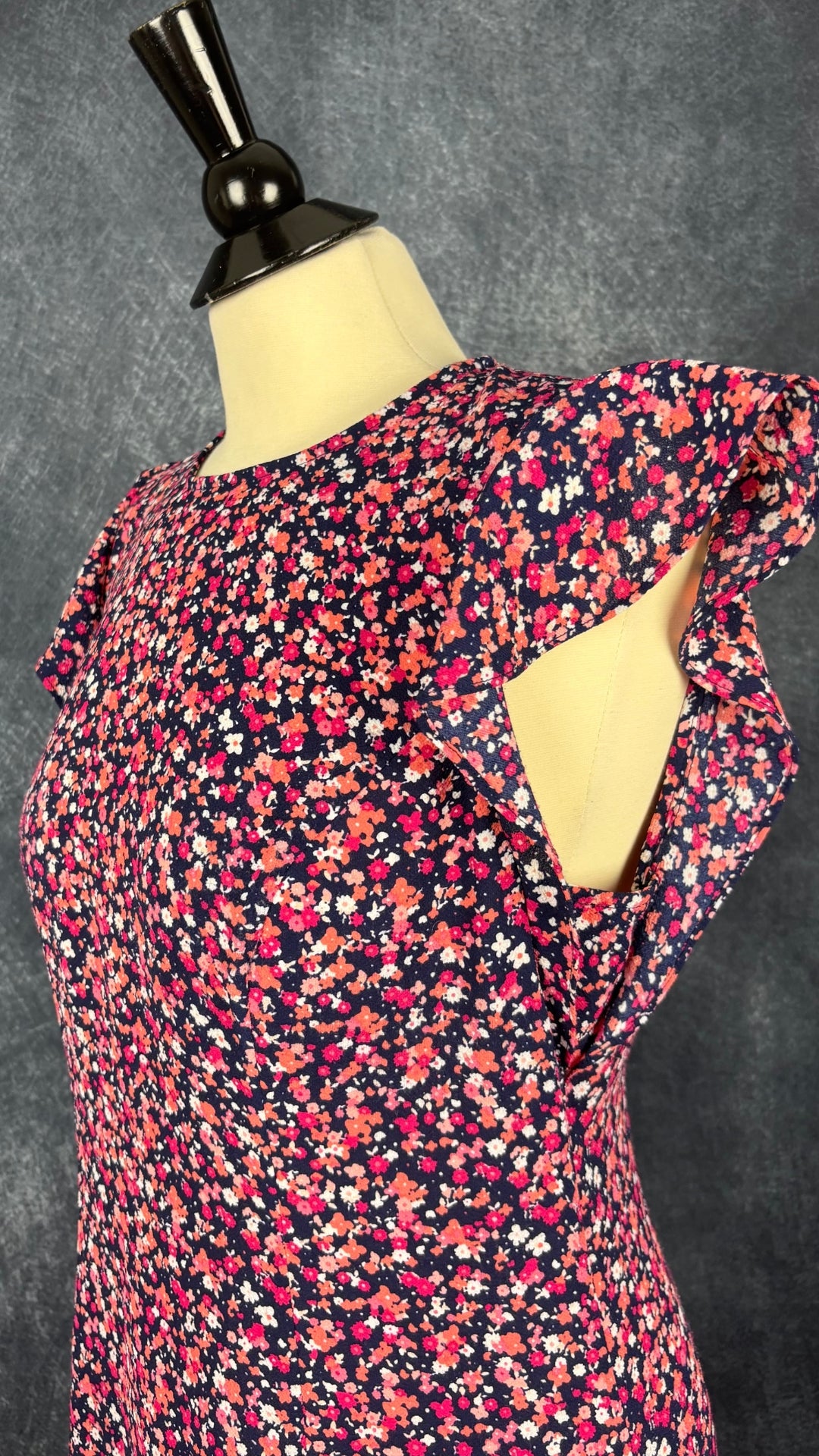 Robe fleurie manches à volants Michael Kors, taille medium. Vue de l'encolure.