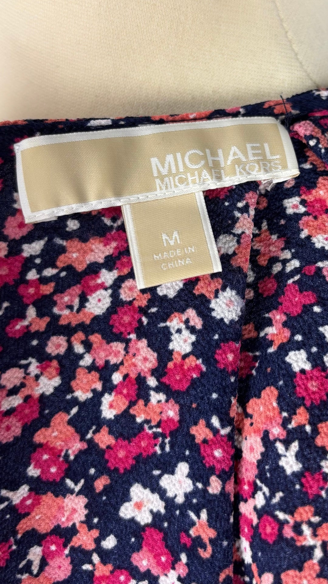 Robe fleurie manches à volants Michael Kors, taille medium. Vue de l'étiquette.