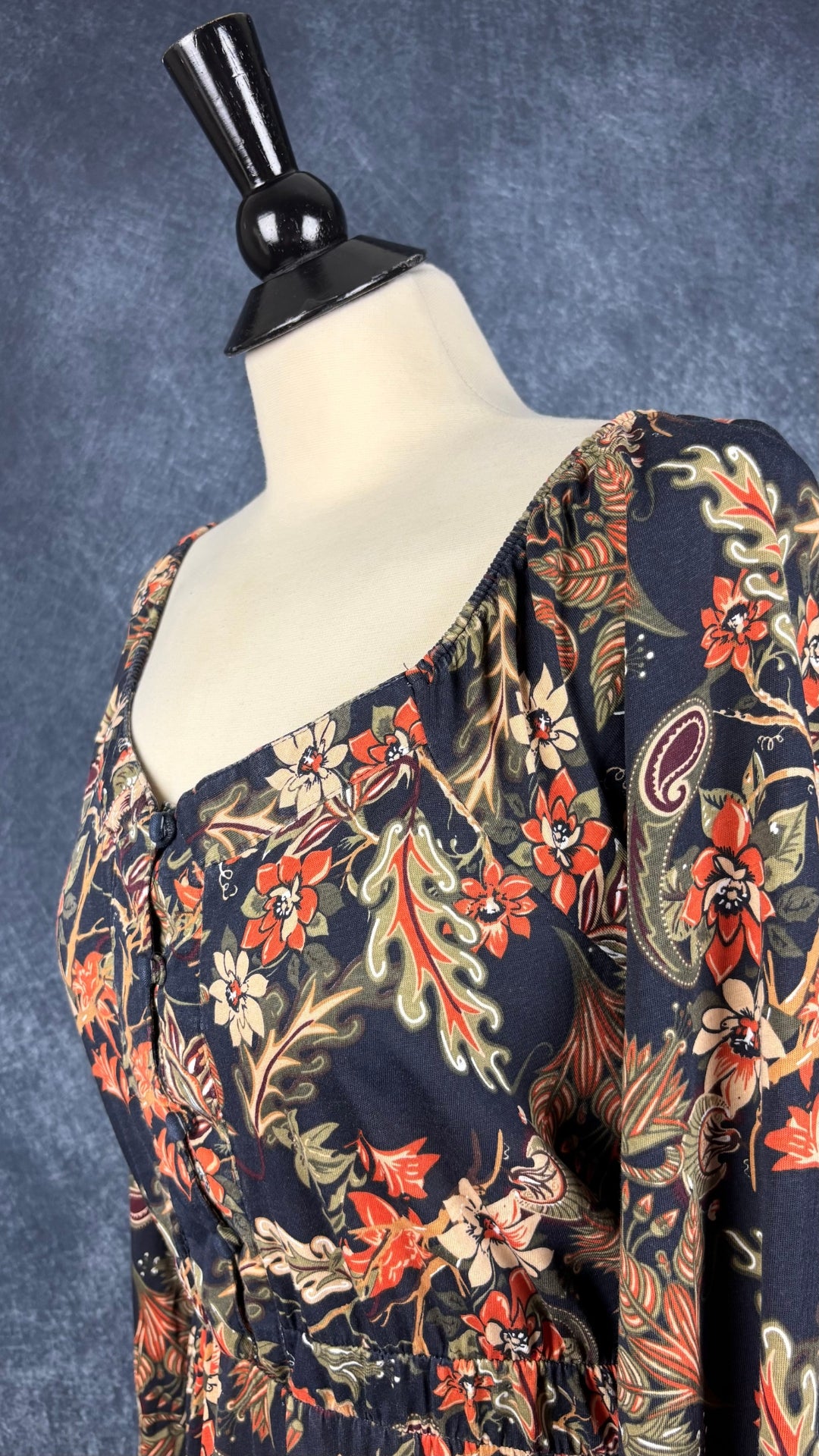 Robe fleurs automnales en doux jersey de coton Mexx, taille medium. Vue de l'encolure.