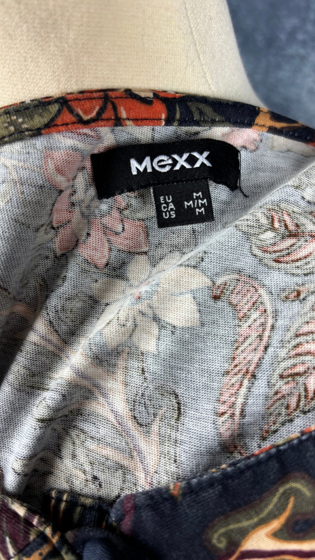 Robe fleurs automnales en doux jersey de coton Mexx, taille medium. Vue de l'étiquette.