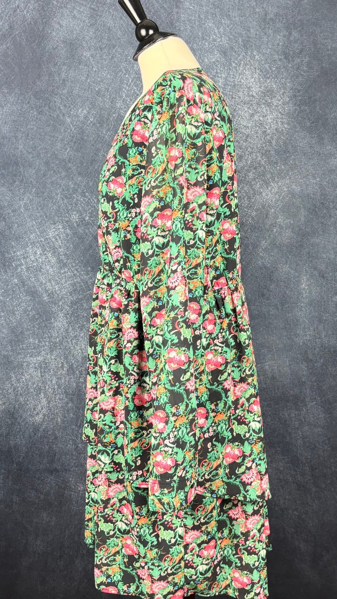 Robe courte à motifs floraux magnifiques style paysanne, Joelle, taille xl. Vue de côté.