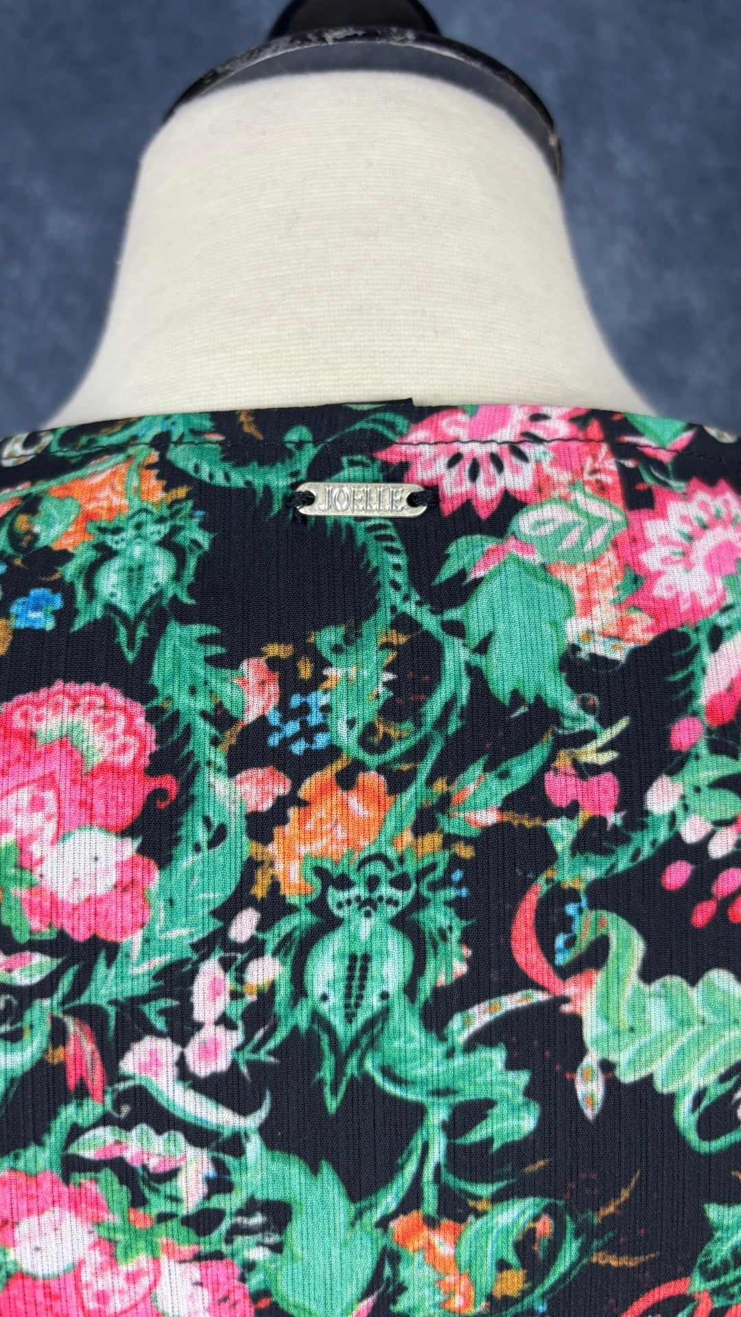 Robe courte à motifs floraux magnifiques style paysanne, Joelle, taille xl. Vue de près du haut du dos.