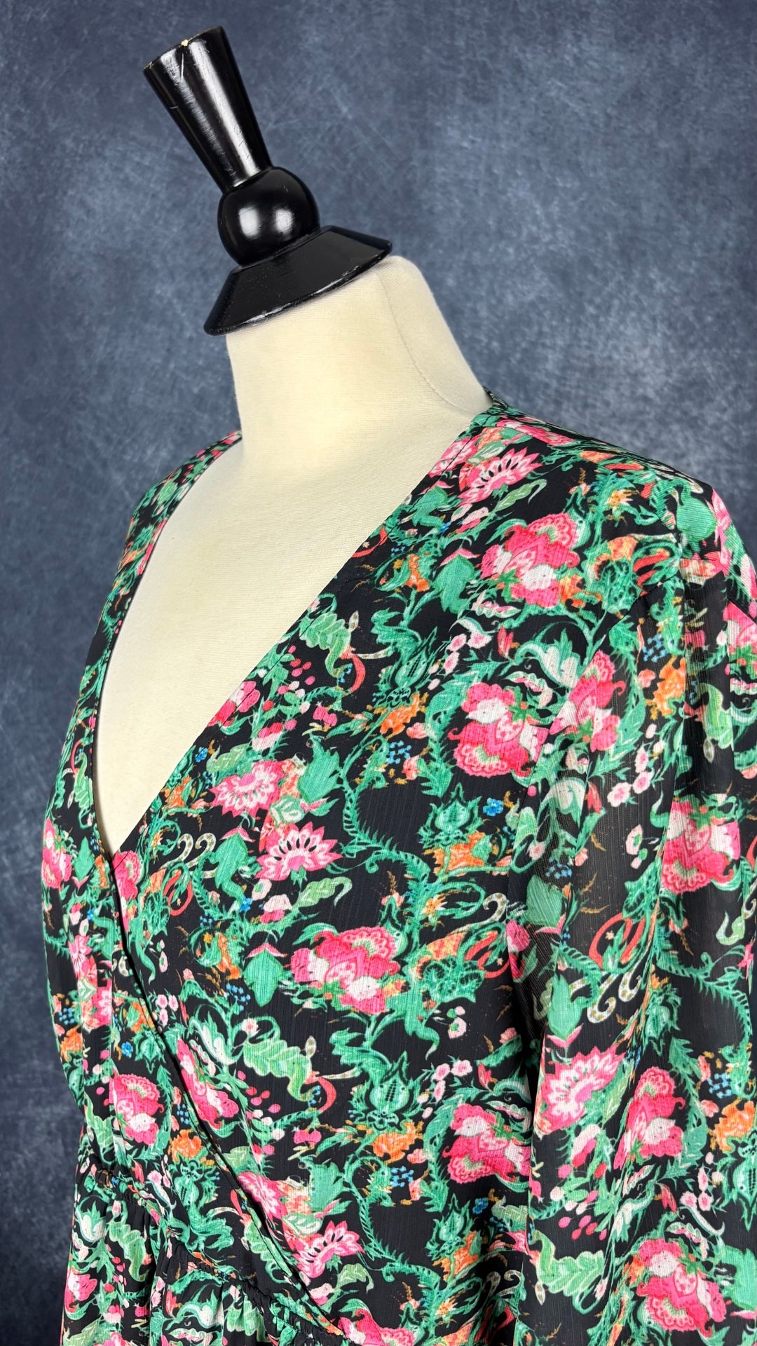 Robe courte à motifs floraux magnifiques style paysanne, Joelle, taille xl. Vue de l'encolure.